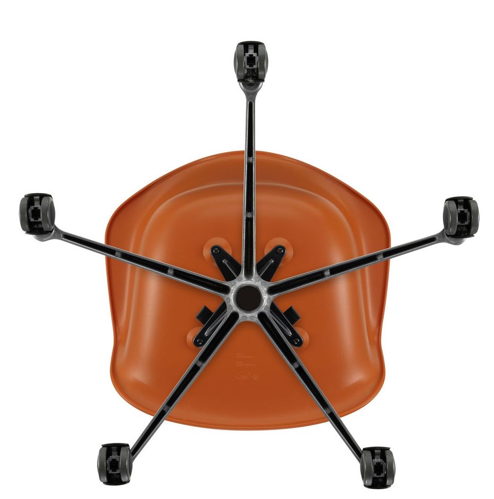 Ansicht von unten des orangefarbenen Eames Plastic Arm Chair PACC Stuhls von Vitra mit schwarzem Drehkreuzfuß und Rollen.