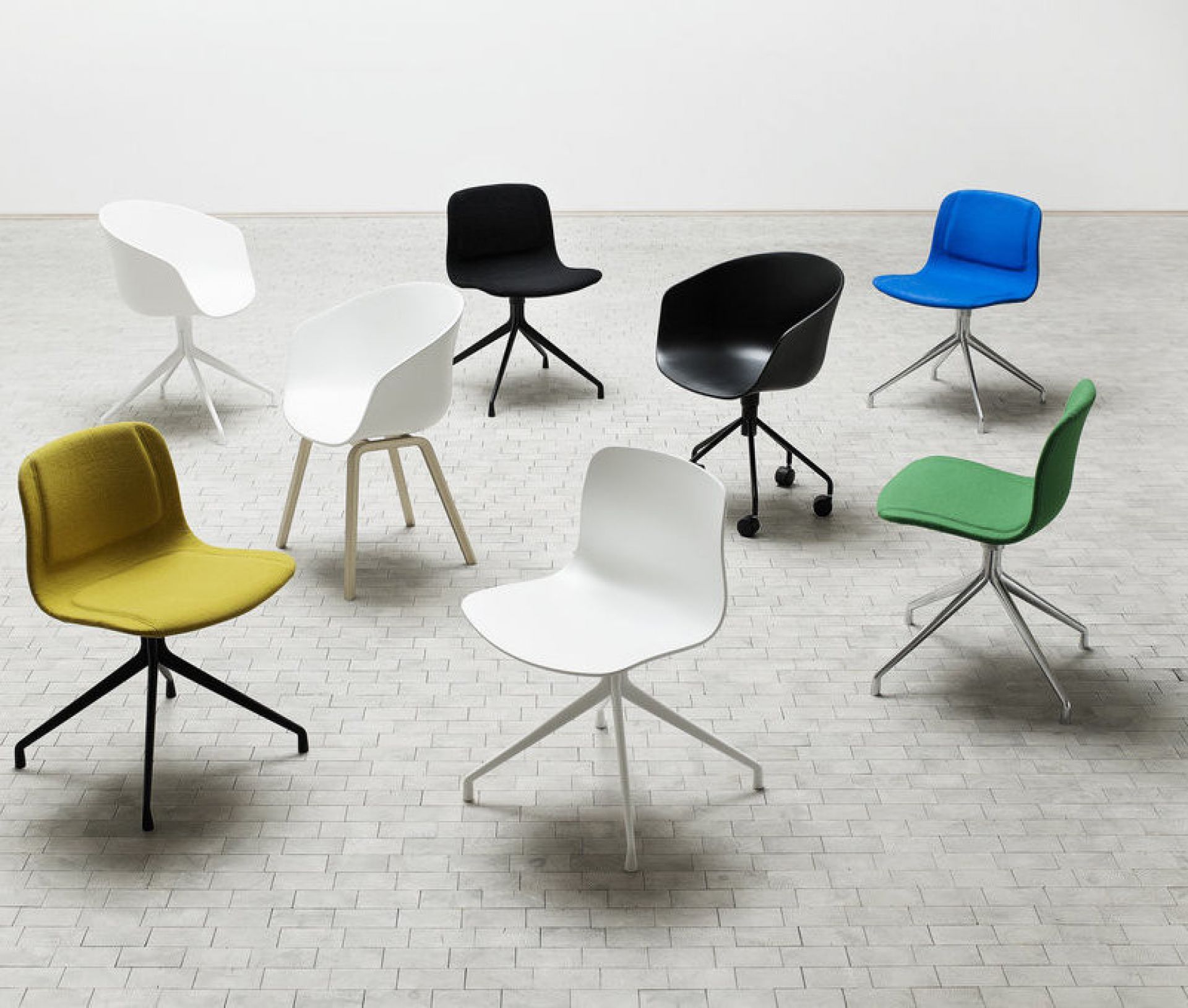 Gruppenbild von Hay About a Chair AAC 10 Stühlen in verschiedenen Farben und Ausführungen.