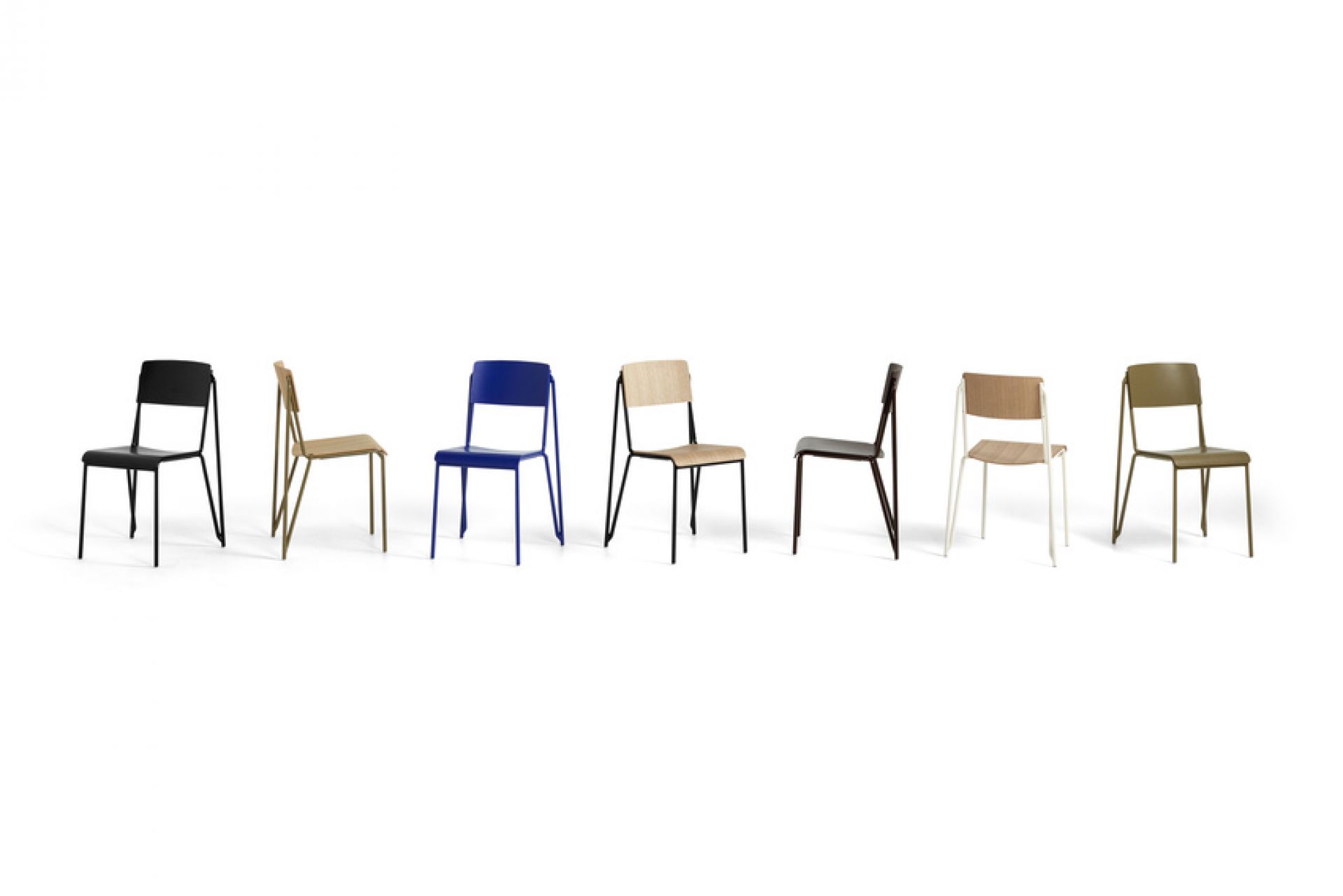 Reihe von HAY Petit Standard Stühlen in verschiedenen Farben, minimalistisches Design für Esszimmer und Wohnbereich.
