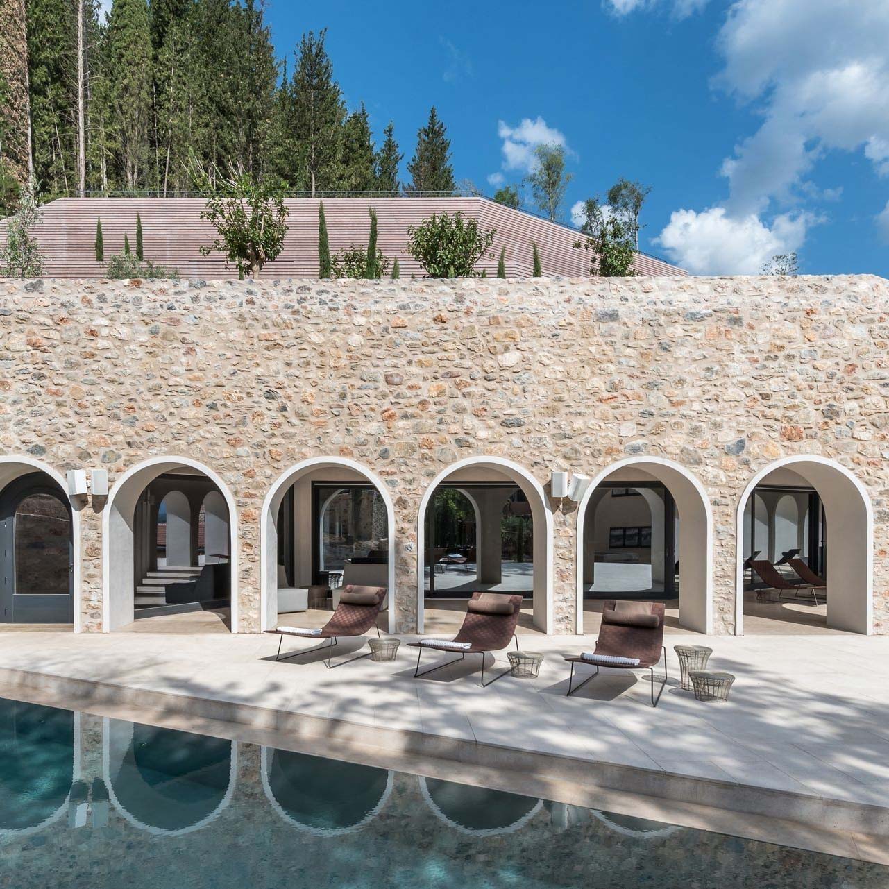 Andreu World Trenza Outdoor Liegen am Pool, moderne Chaise Lounges für Garten und Terrasse.
