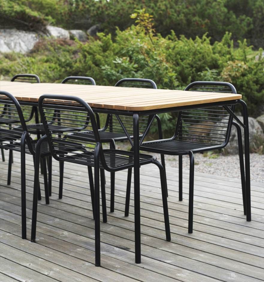 Normann Copenhagen Vig Chair Outdoor Stuhl, schwarzes Metallgestell mit Holzlatten, Gartenmöbel für Terrasse und Balkon.