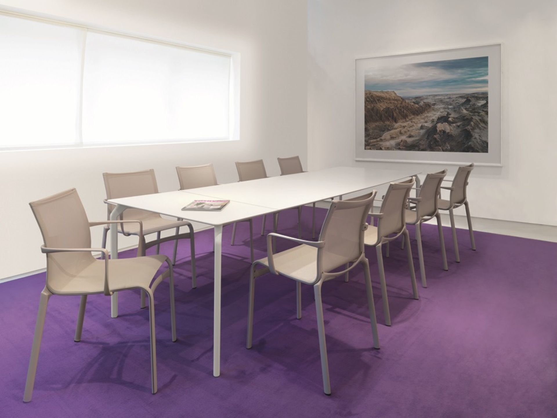 Bigframe Stuhl Alias 440/441 in Beige um einen weißen Konferenztisch auf lila Teppich.