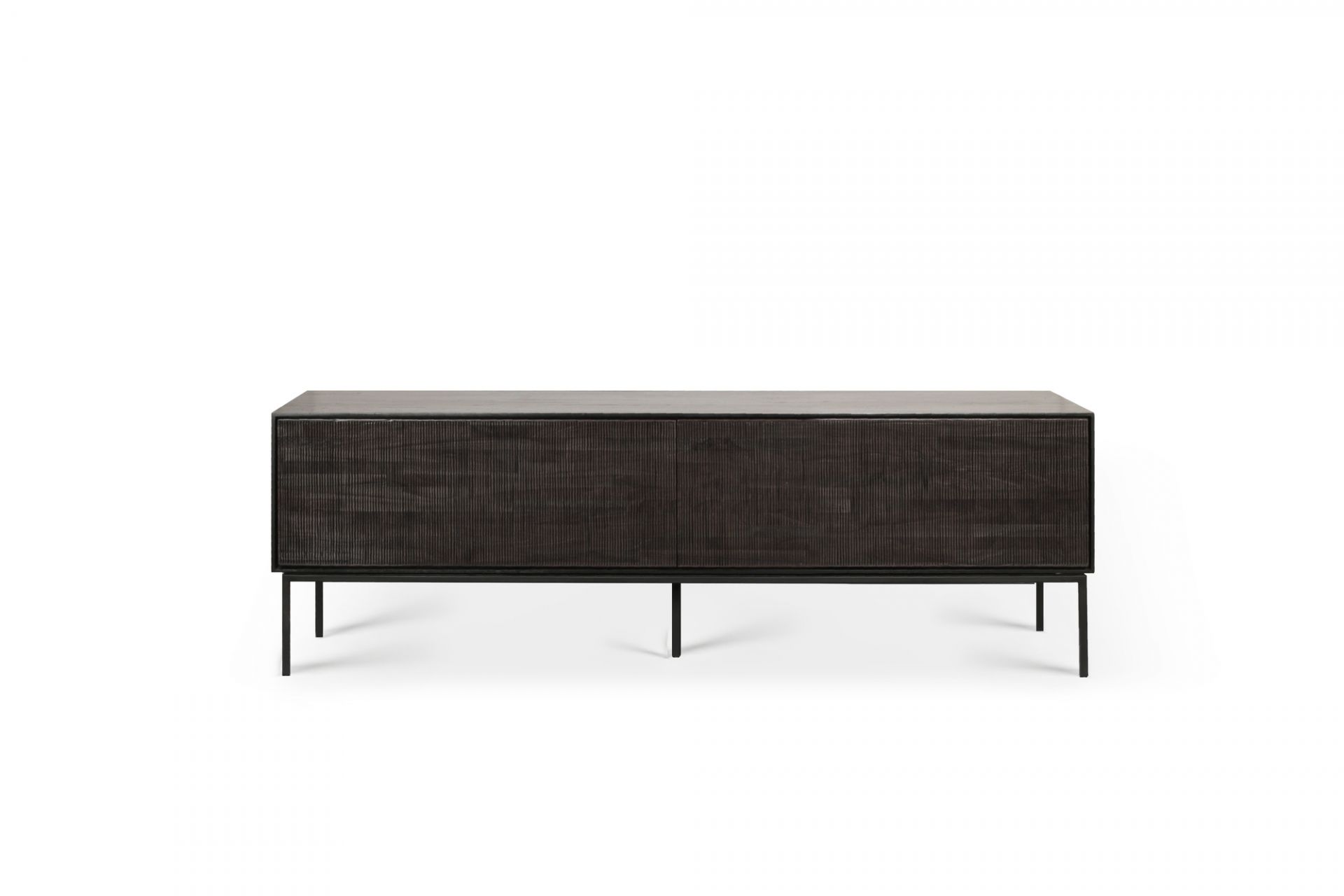 Ethnicraft Teak Grooves TV-Möbel: Modernes Lowboard aus dunklem Teakholz mit gerillter Oberfläche und Metallbeinen.