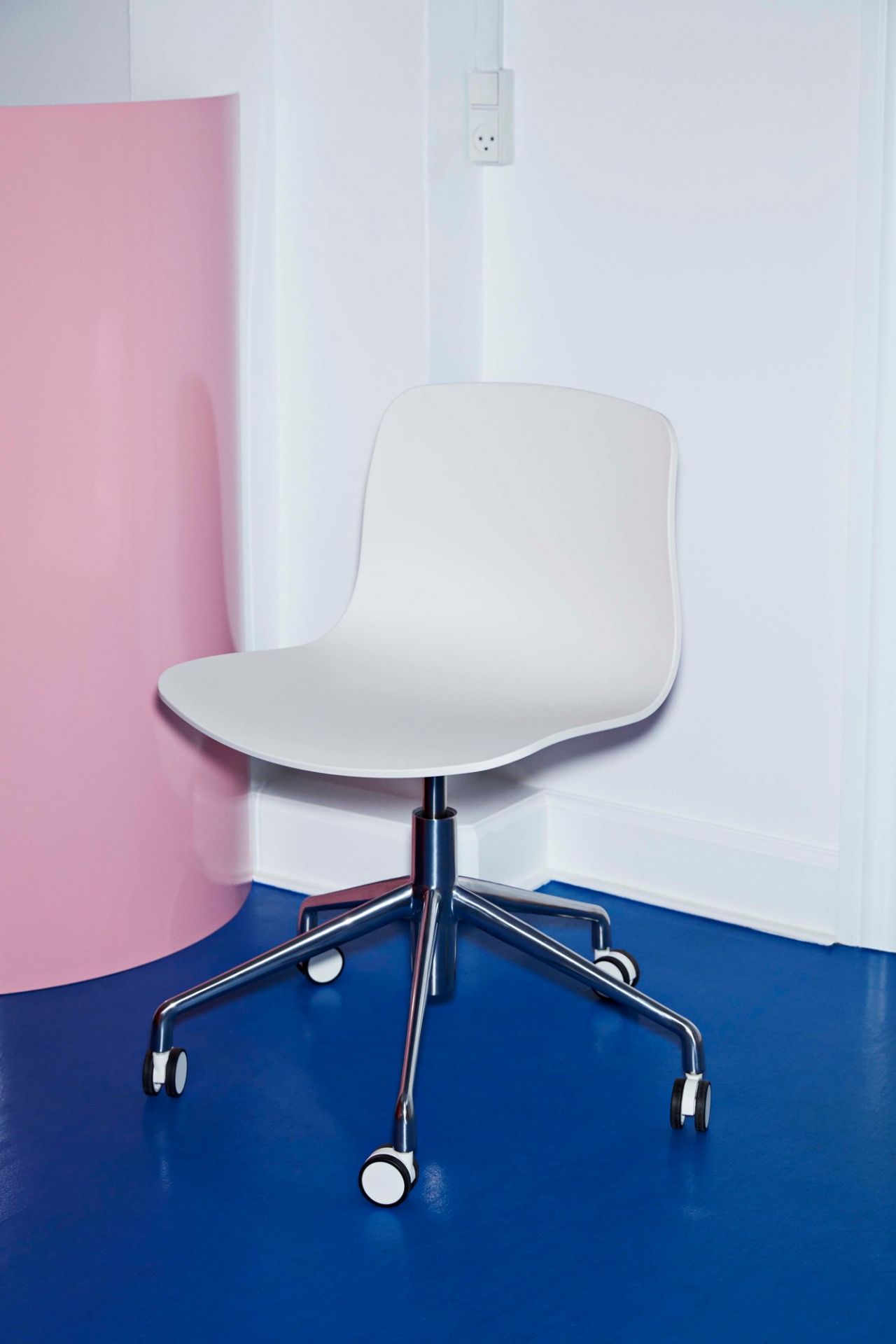 Weißer About a Chair AAC 50 Drehstuhl von Hay mit Chromgestell und Rollen.
