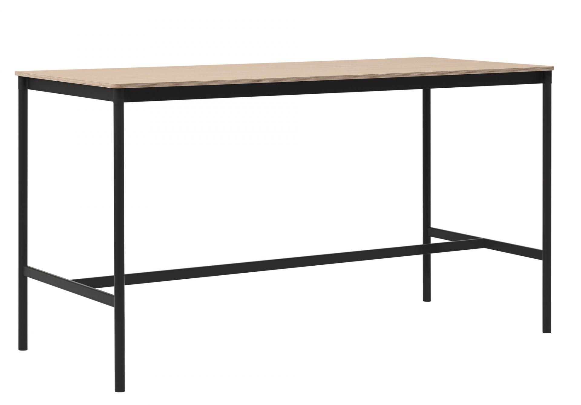 Muuto Base High Table: Stehtisch mit heller Holzplatte und schwarzem Metallgestell.