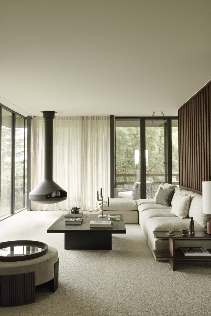 Wohnzimmer Interieur mit Ethnicraft Kabuki Beistelltisch aus Holz neben einem modularen Sofa.