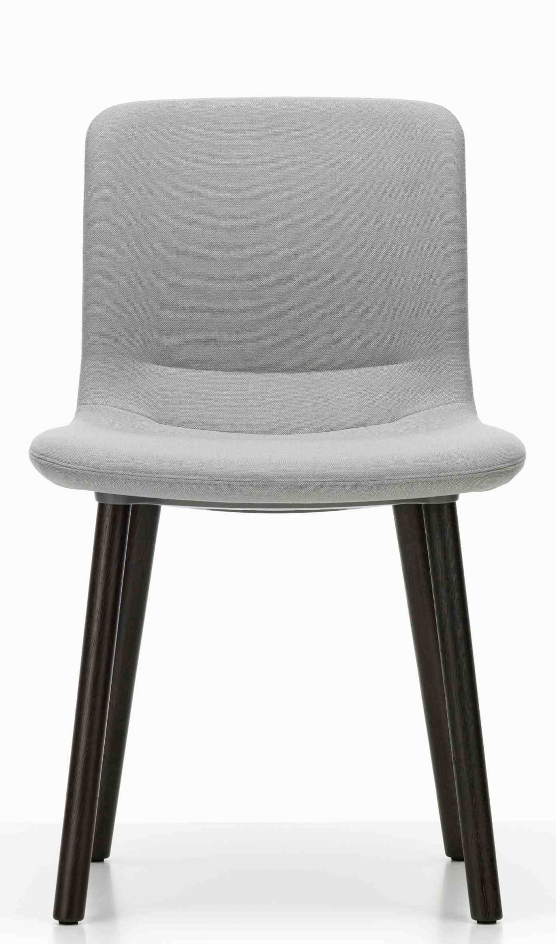 Vitra Hal Soft Wood Stuhl, grauer Stoffbezug, dunkle Holzbeine, moderne Sitzgelegenheit für Esszimmer und Büro.