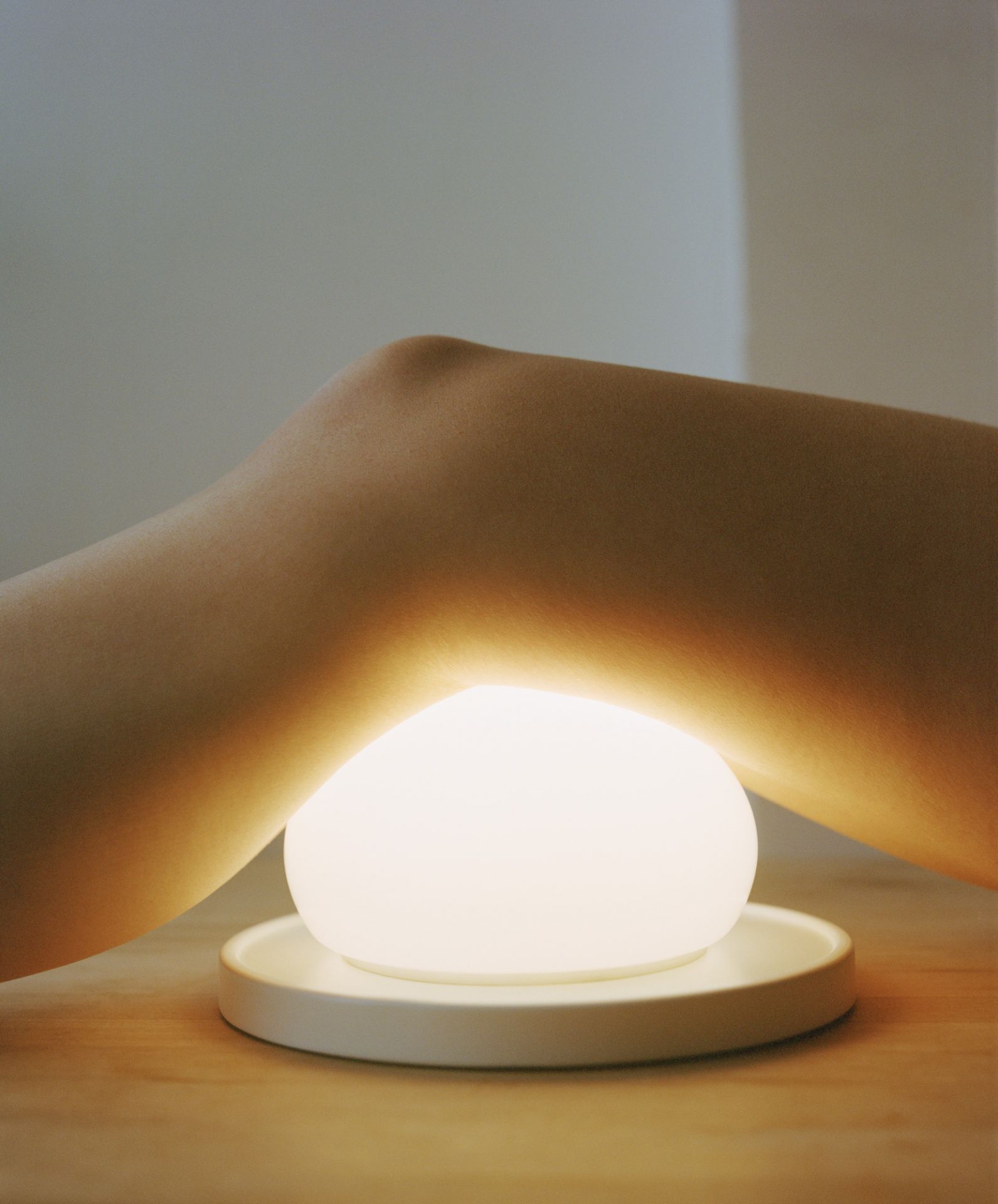 Nahaufnahme der weißen Bolita Tischleuchte von Marset, warmes LED-Licht, modernes Design.