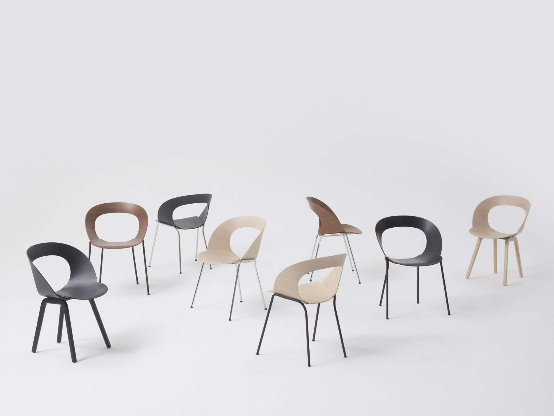Brunner Mudra Stühle in verschiedenen Farben und Ausführungen, modernes Design für Büro und Wohnbereich.
