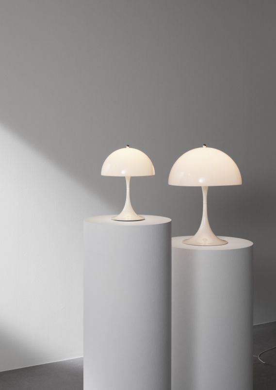Zwei Panthella 250 Portable LED-Tischleuchten in Opal, Indoor und Outdoor geeignet, von Louis Poulsen.