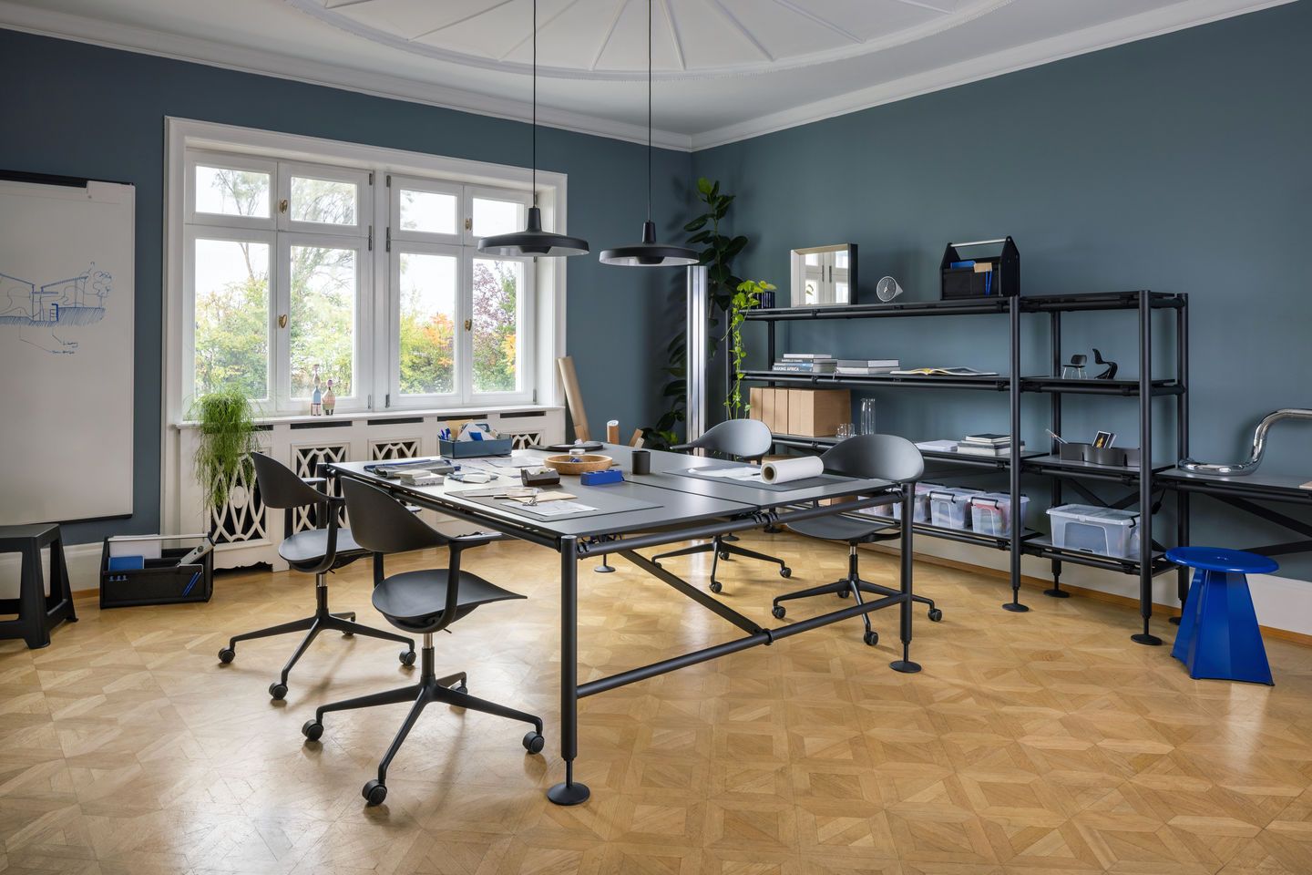 Mynt Bürodrehstühle von Vitra in einem modern eingerichteten Büro mit großem Tisch und Regalen.