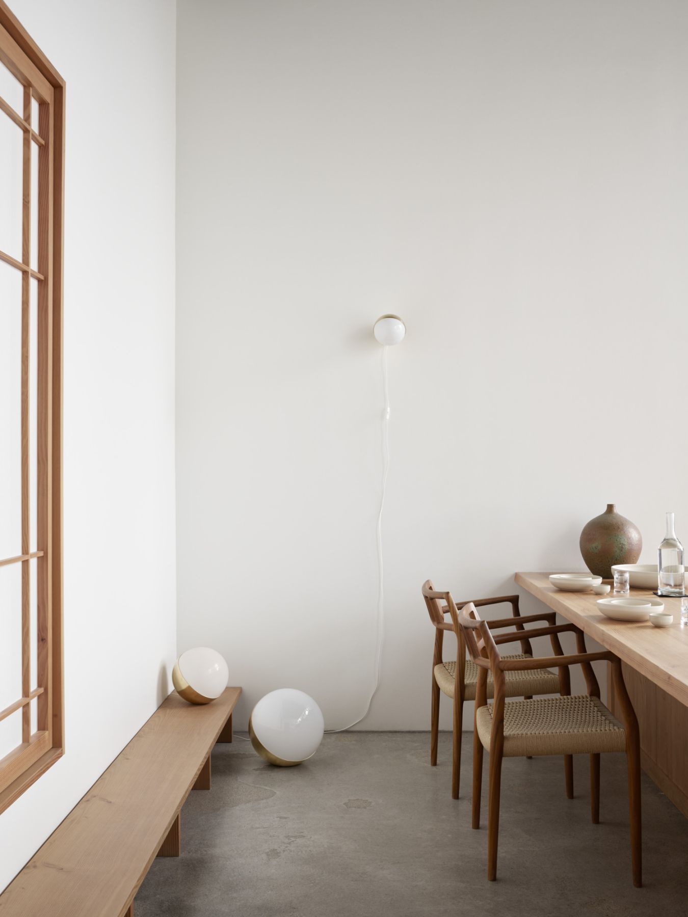 VL Studio Leuchten von Louis Poulsen: Tischleuchte und Wandleuchte aus Messing in minimalistischem Esszimmer.