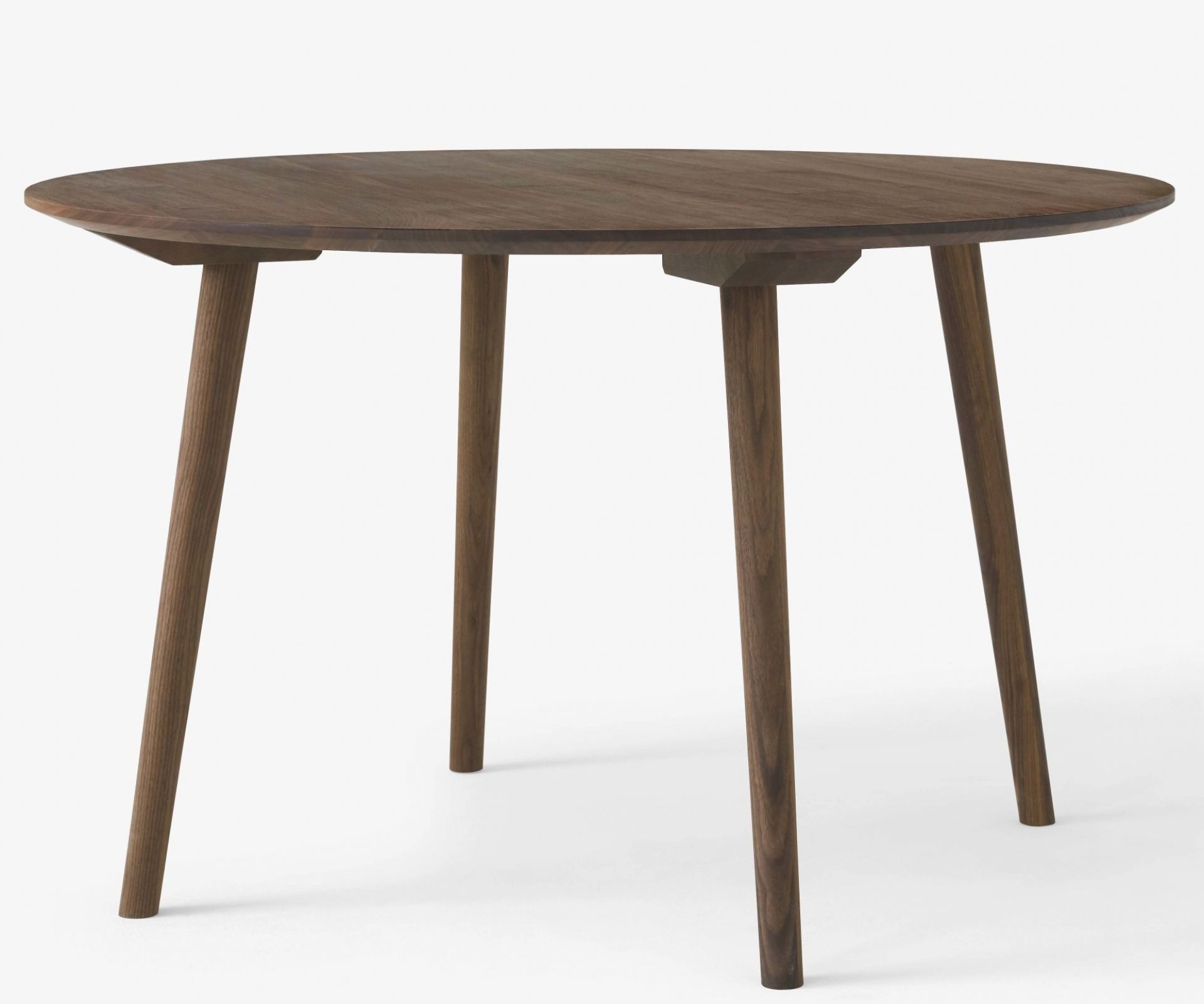AndTradition In Between Table SK3 aus dunklem Holz mit runder Tischplatte und drei Beinen.