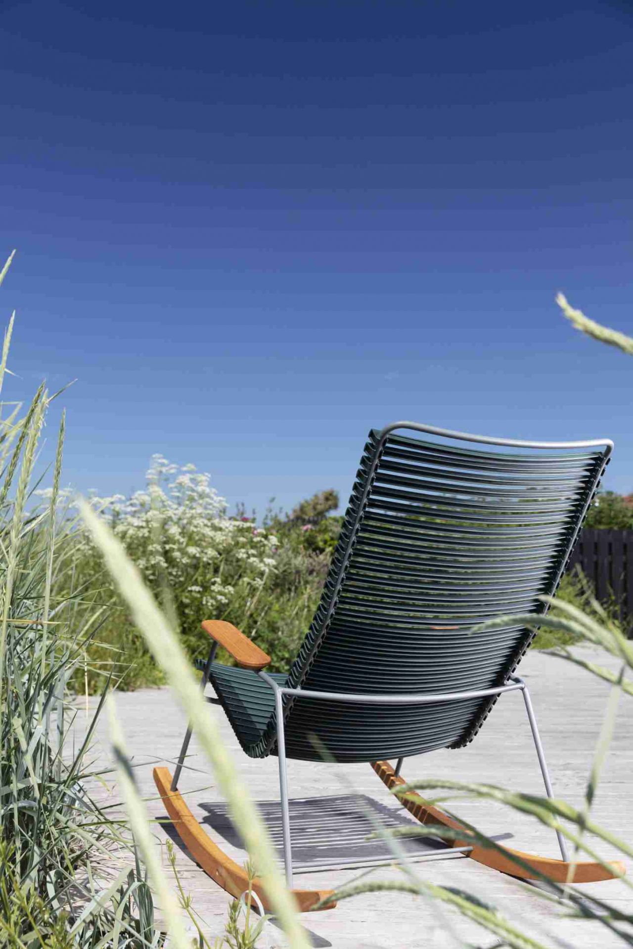Click Schaukelstuhl für den Garten von Houe, Multicolor 2, Rückansicht, mit Holz und Stahl.