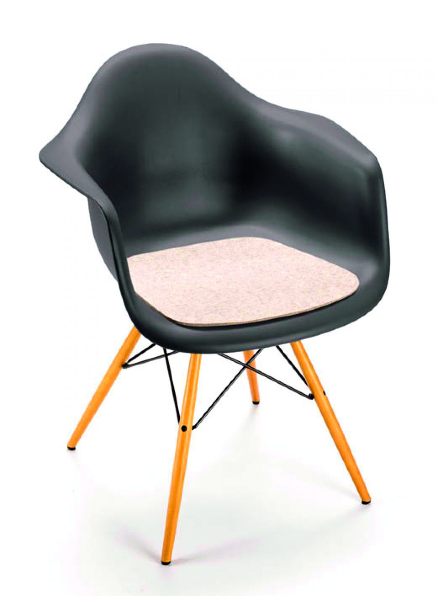 Schwarzer Eames Arm Chair mit Filzauflage "Parkhaus Berlin" für bequeres Sitzen und stilvolles Design.