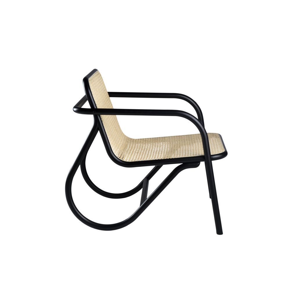 N. 200 Sessel von Wiener GTV Design mit Rohrgeflecht und schwarzem Metallgestell, Seitenansicht.