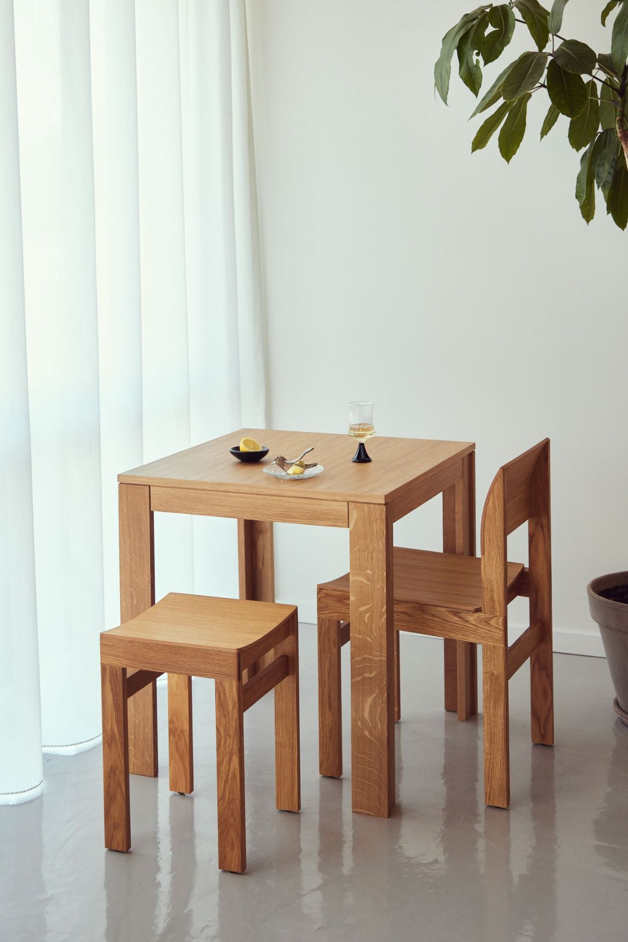 Element Tisch 70x70 von Form & Refine mit Stuhl und Hocker aus Eichenholz.