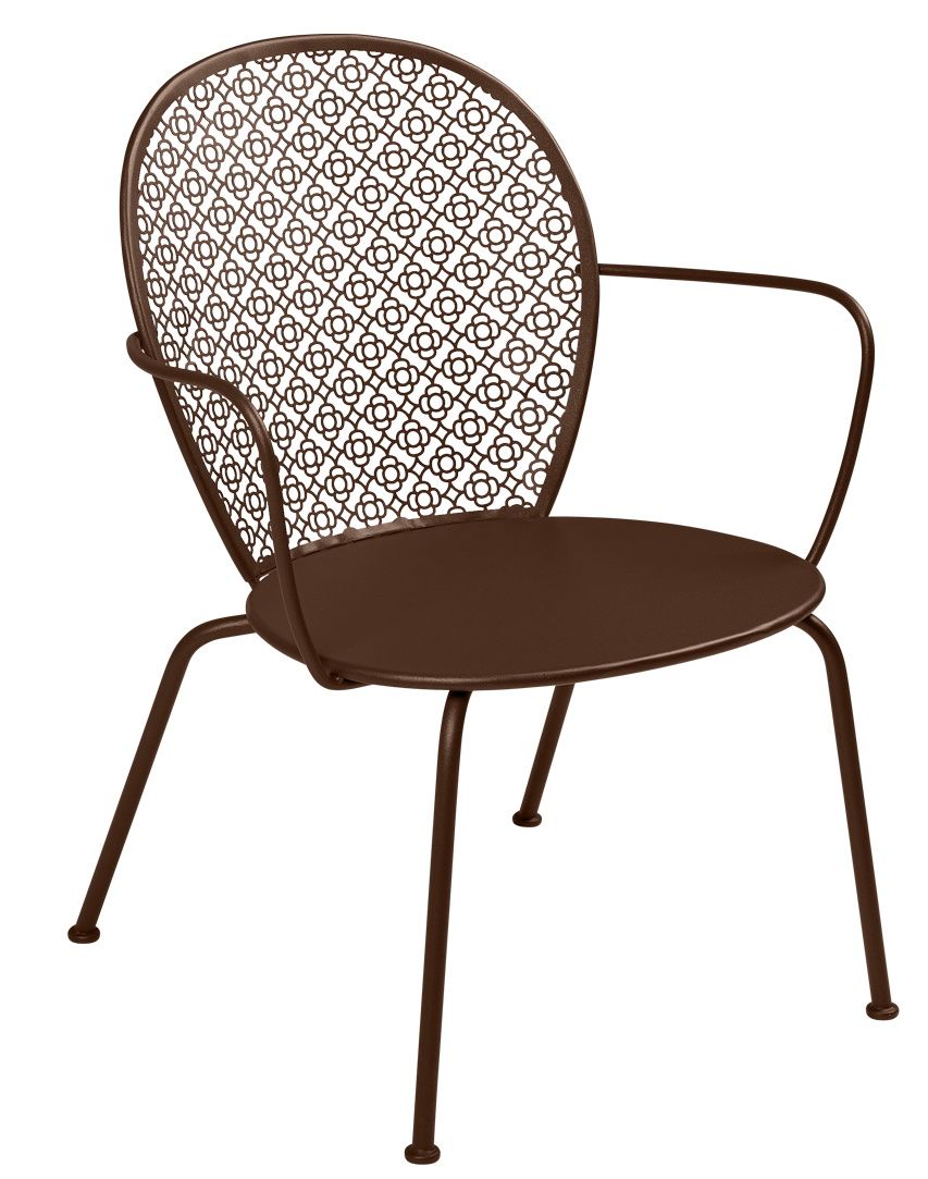 Lorette Sessel von Fermob, brauner Outdoor Sessel mit Armlehnen und filigranem, durchbrochenem Design.