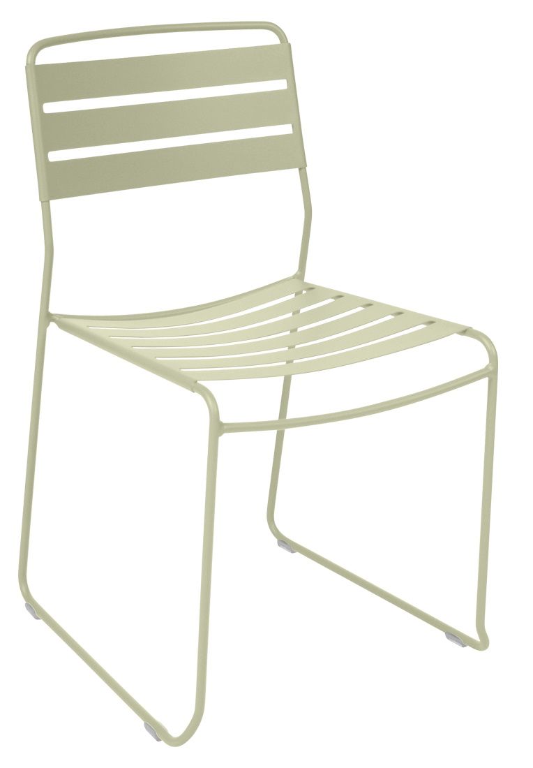 Fermob Surprising Chair Outdoor Stuhl in Salbei Grün, minimalistisches Design mit Stahlrahmen und Lattenstruktur.