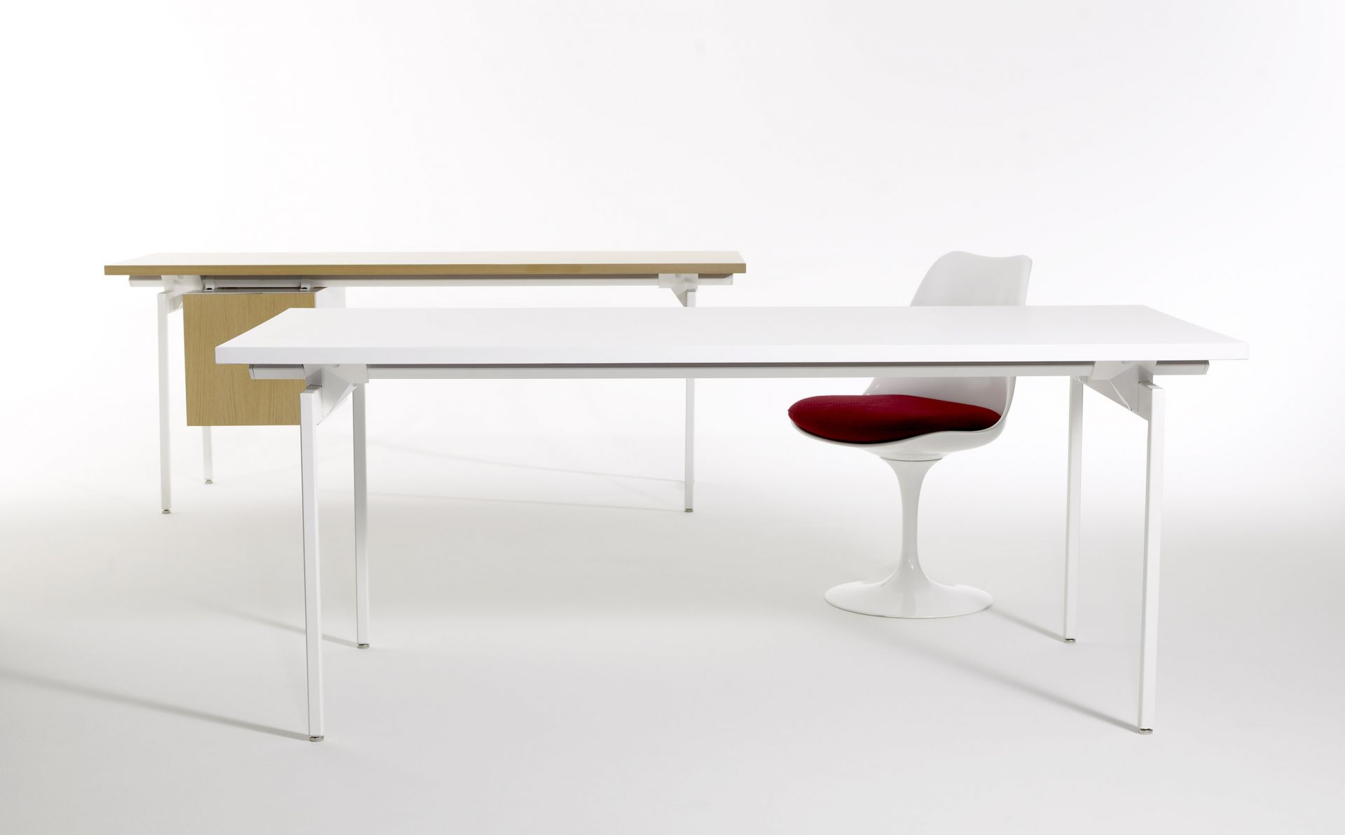 Weißer Tulip Chair Stuhl von Knoll International mit rotem Kissen an einem weißen Schreibtisch.