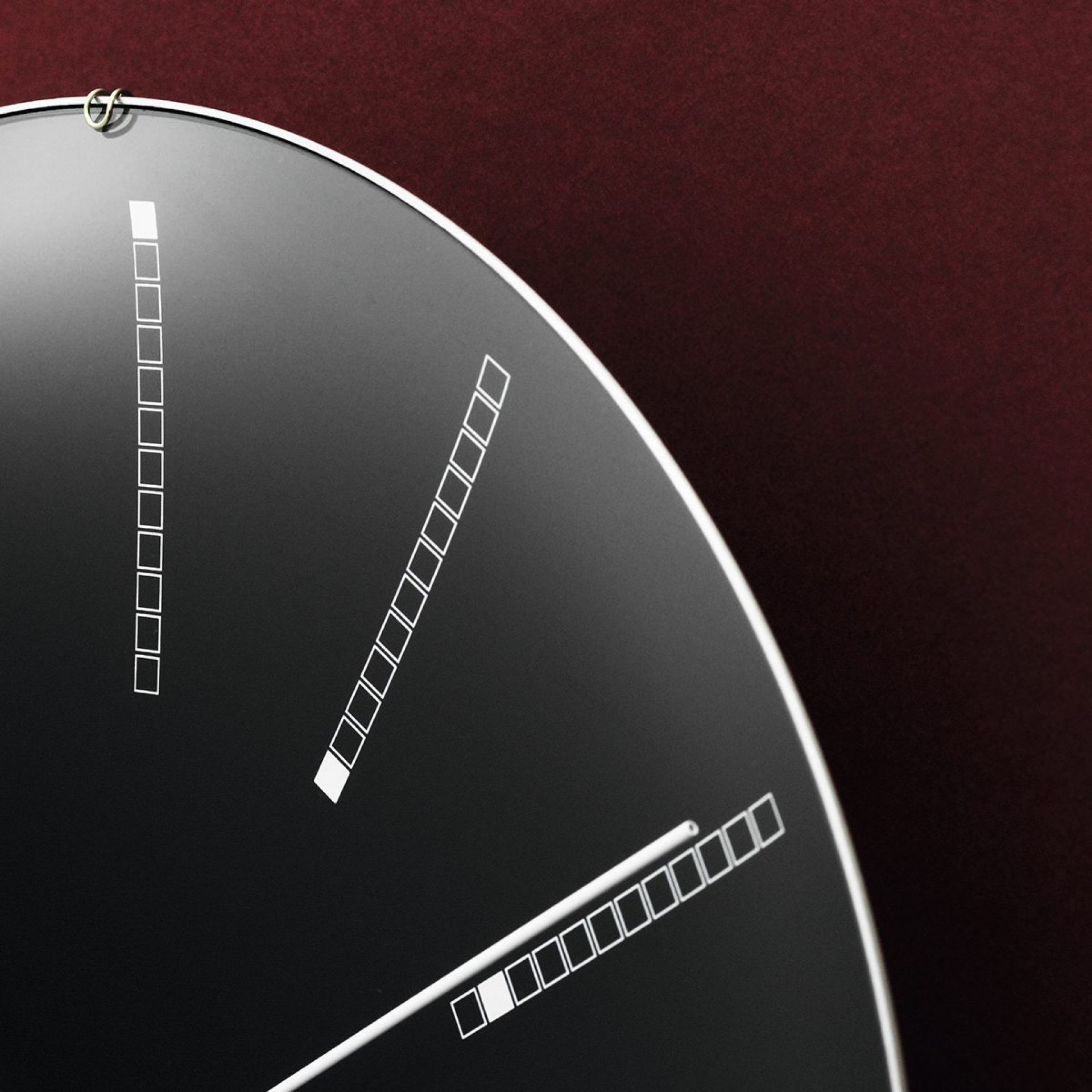 Detailaufnahme: Rosendahl Timepieces Bankers Wanduhr, schwarzes Zifferblatt mit minimalistischen, weißen Markierungen. Design Wanduhr.