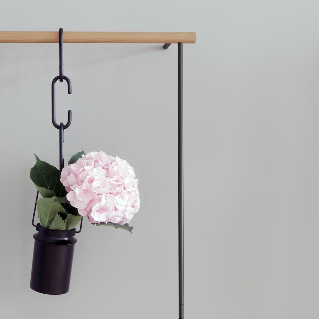 C+C Haken schwarz von Roomsafari mit rosa Hortensie als Wanddeko. Metallhaken für hängende Pflanzen.