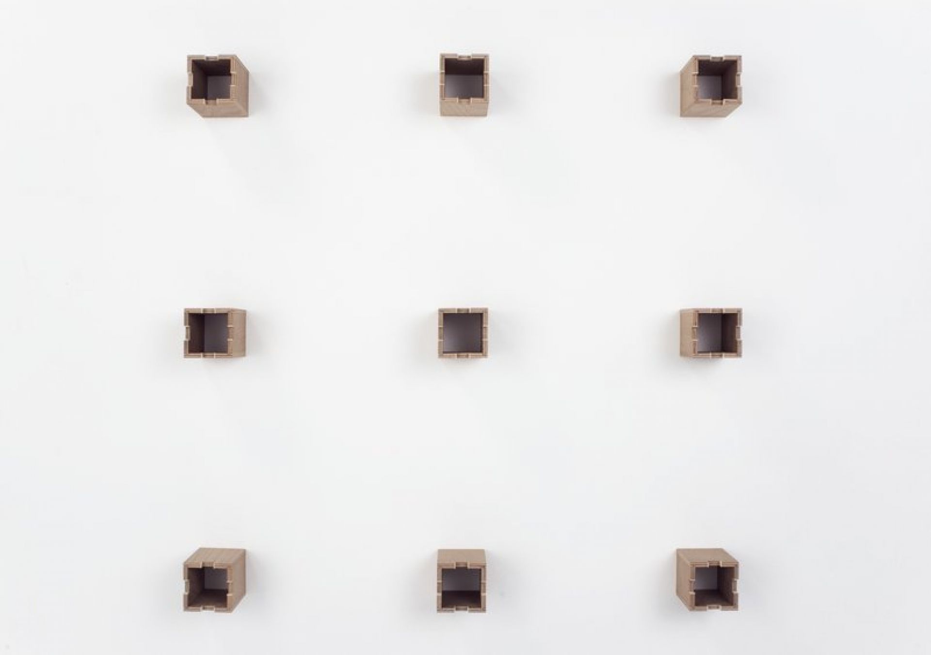 Neun Tojo Cube Nachttische aus Holz auf weißem Hintergrund, passend zum System Bett.