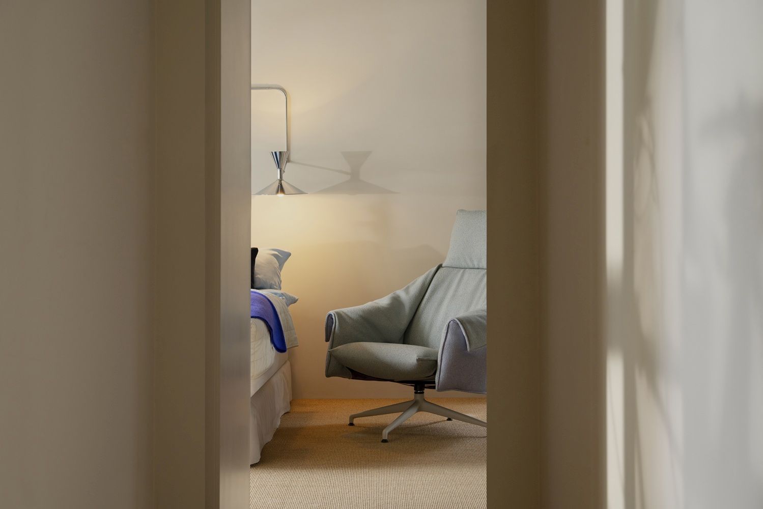 Bascule Fauteuil met hoge rugleuning en voetenbank Vitra