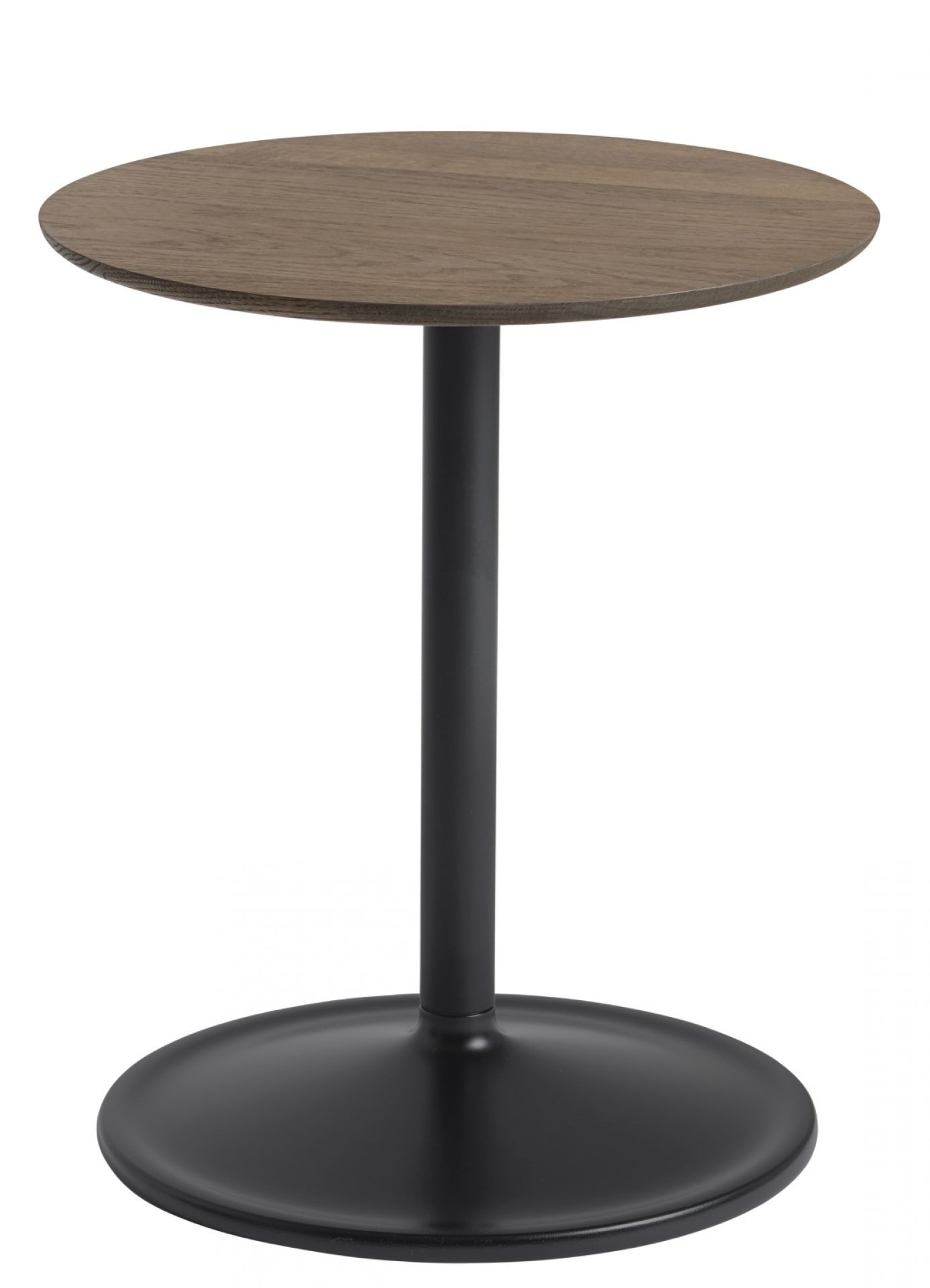 Muuto Soft Side Table Beistelltisch mit runder, brauner Tischplatte und schwarzem, mittigem Fuß.