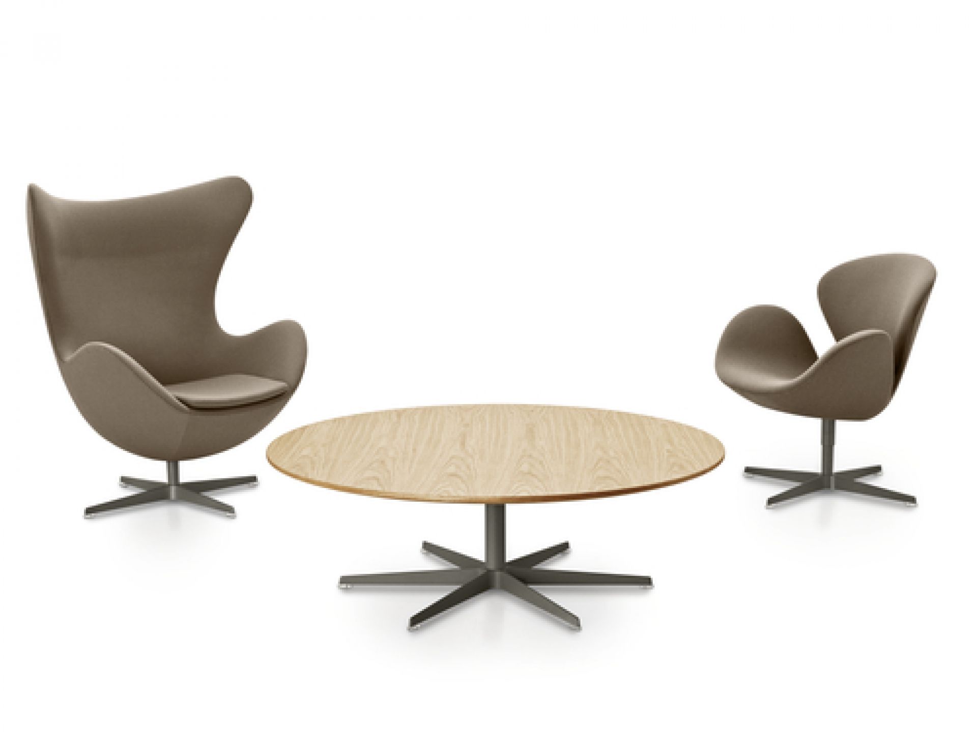 Zwei Fritz Hansen Swan Sessel in Taupe mit passendem Holztisch auf weißem Hintergrund.