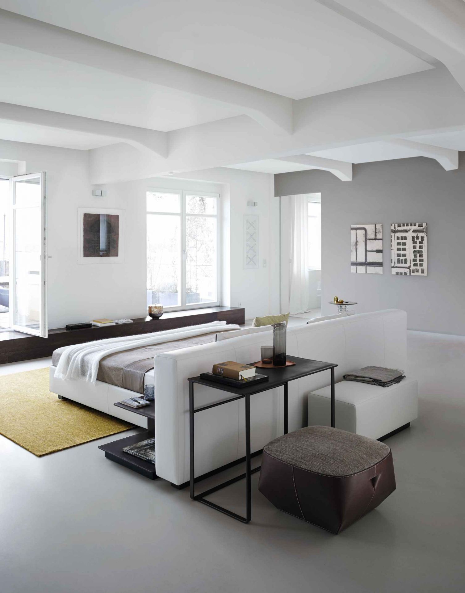 Helle moderne Wohnungseinrichtung mit Walter Knoll Yuuto Konsole, Sofa, Hocker und Teppich für Wohnzimmer.
