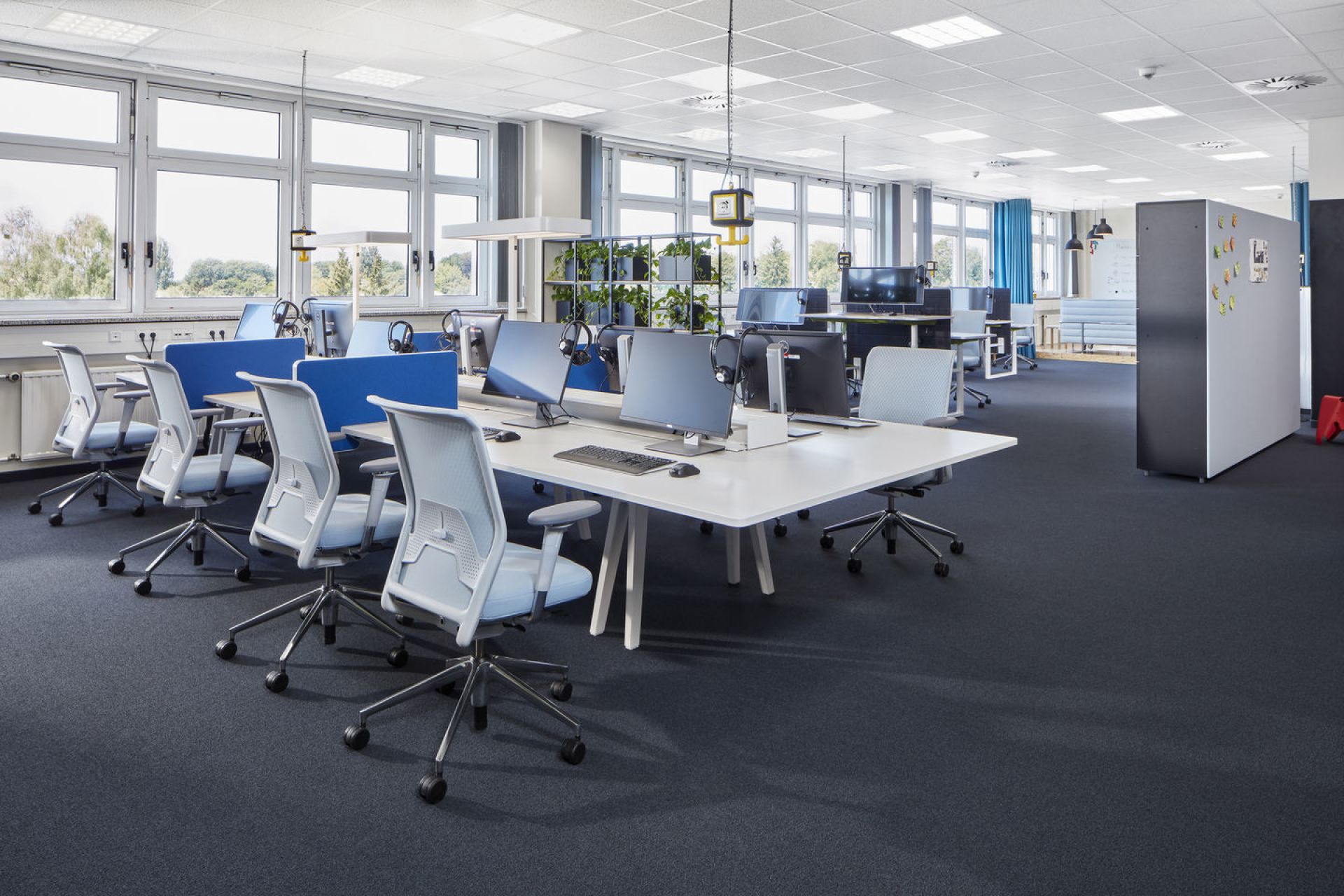 Heller Büroraum mit mehreren ID Mesh Bürodrehstühlen von Vitra, ergonomisch mit Lumbalstütze und Mesh-Rückenlehne.
