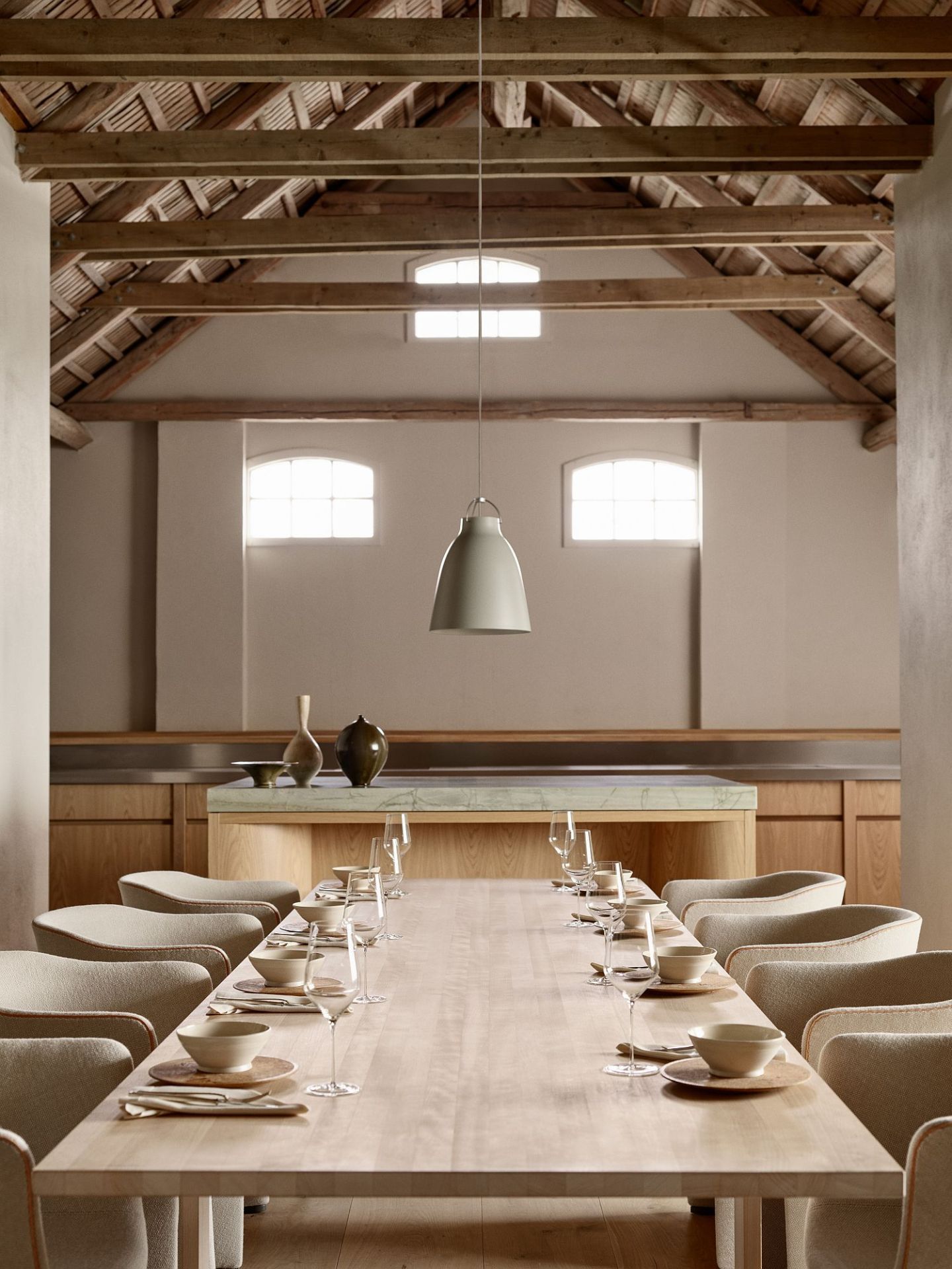 Beigefarbene Monolit Esszimmerstühle von Fritz Hansen an einem langen Esstisch in einem hellen, modernen Esszimmer.