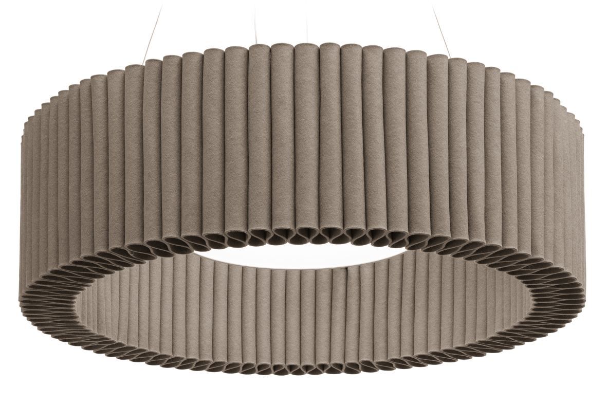 Beige Welle Deckenobjekt von HEY-SIGN: Runde Filzlampe mit zylindrischen Elementen und Aufhängung für moderne Raumgestaltung.