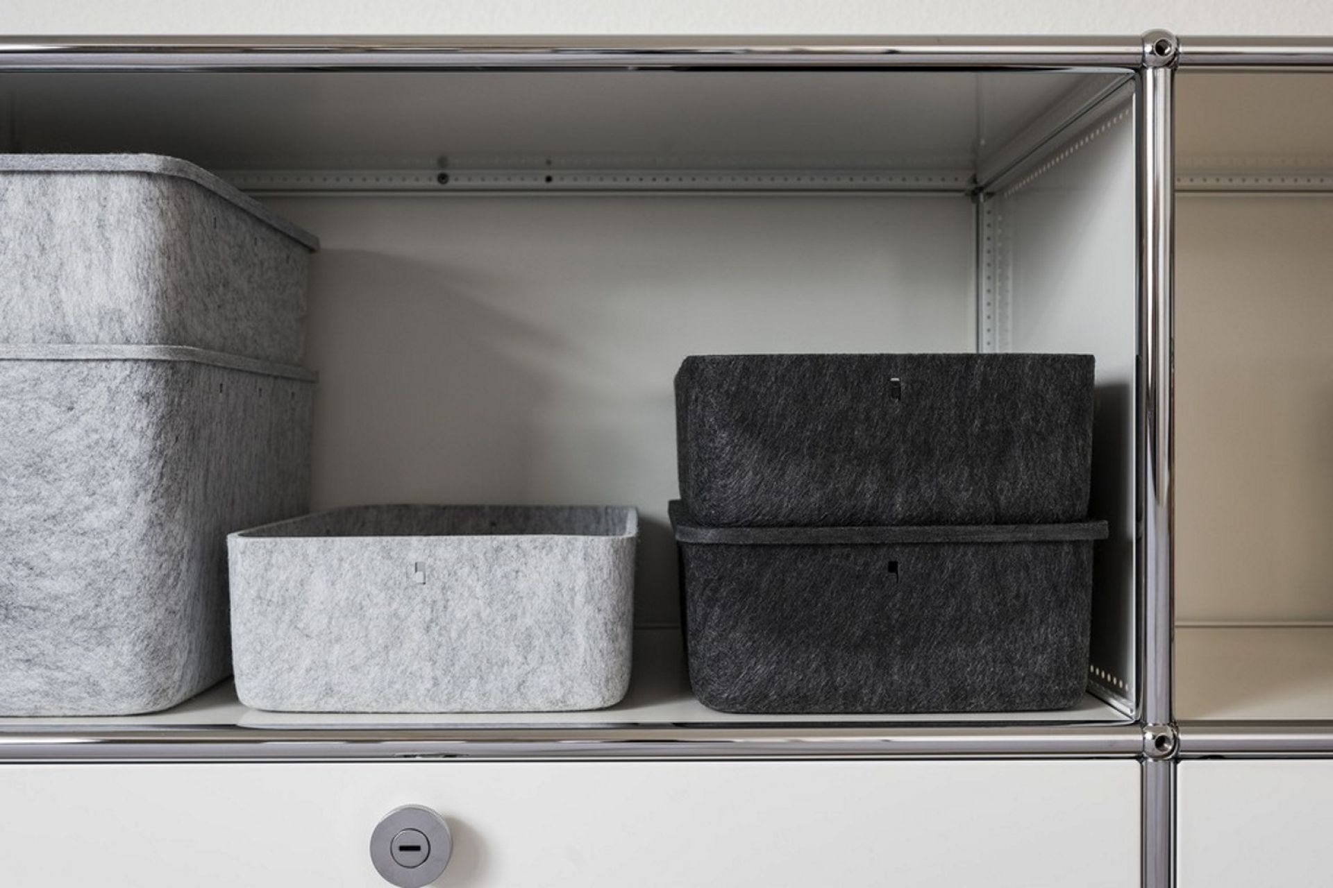 USM Haller Inos Boxen, tiefe Filzboxen in Grau und Anthrazit im USM Möbelbausystem.