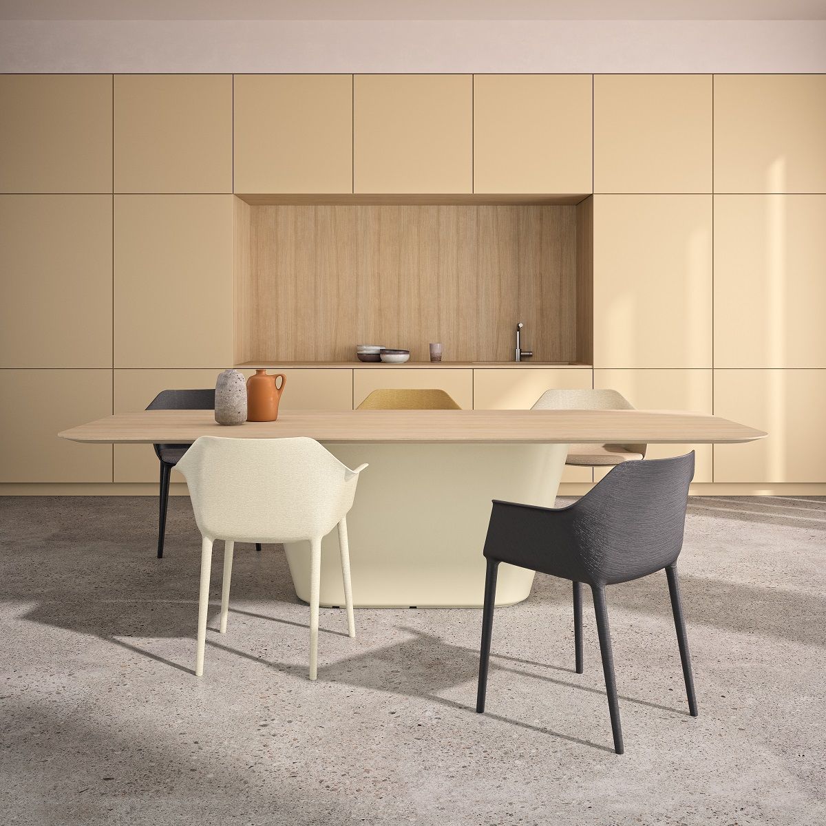 Gala Pure Eco Sessel von Andreu World, stapelbarer Designstuhl in verschiedenen Farben am Esstisch.