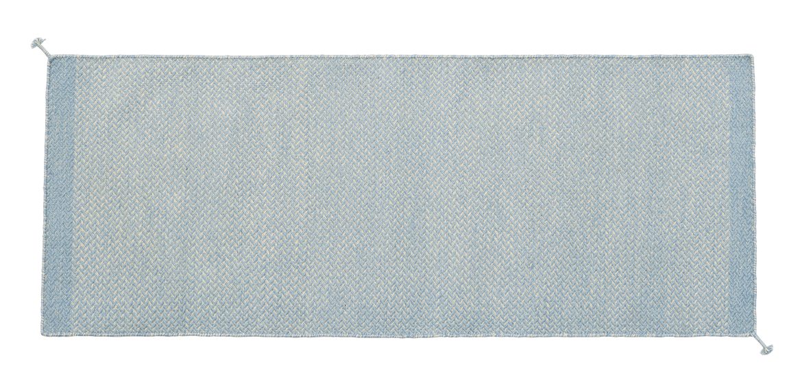 Muuto Ply Rug Teppich aus recyceltem Polyester für Innen- und Außenbereich, hellblaues Fischgrätmuster.