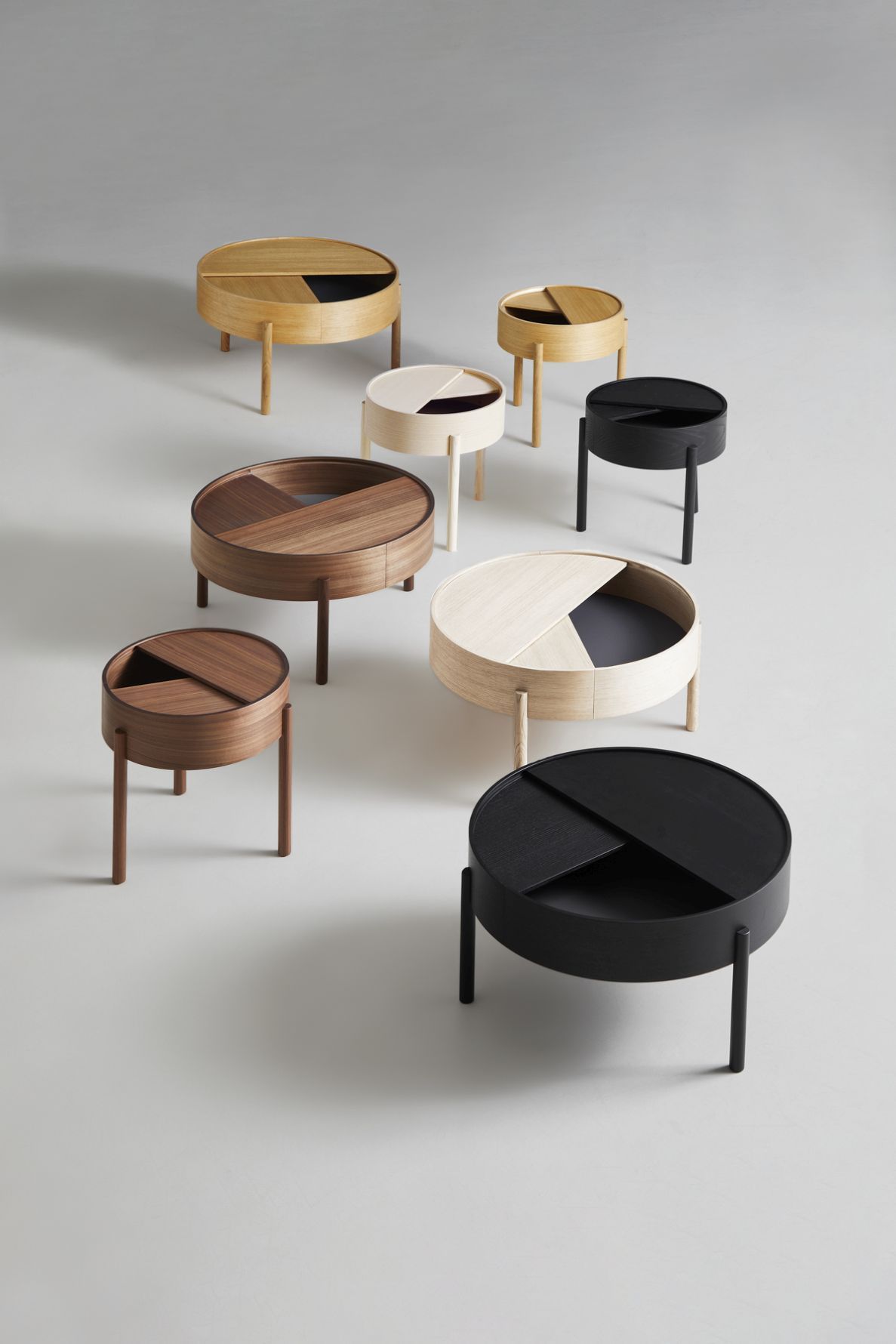 Gruppe von Arc Coffee Tables von Woud in verschiedenen Farben und Holzarten.
