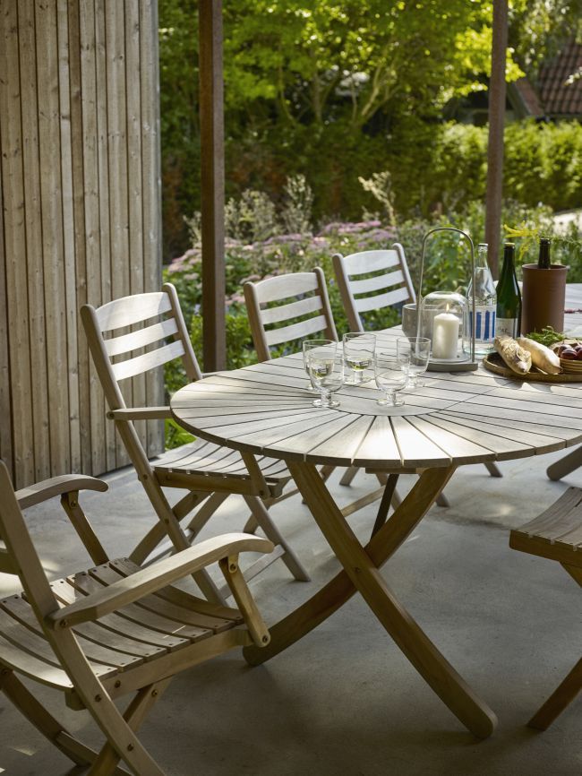 Selandia Armchair Sessel von Skagerak by Fritz Hansen aus Holz mit passendem Gartentisch.