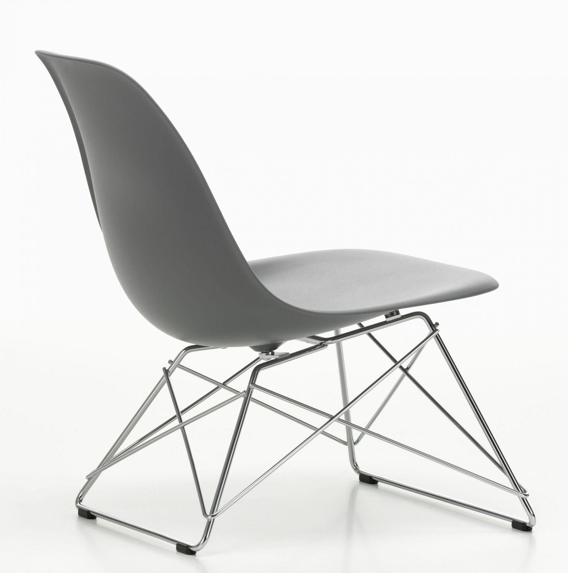 Grauer Eames Plastic Side Chair LSR Stuhl von Vitra mit verchromtem Drahtgestell, seitliche Ansicht.