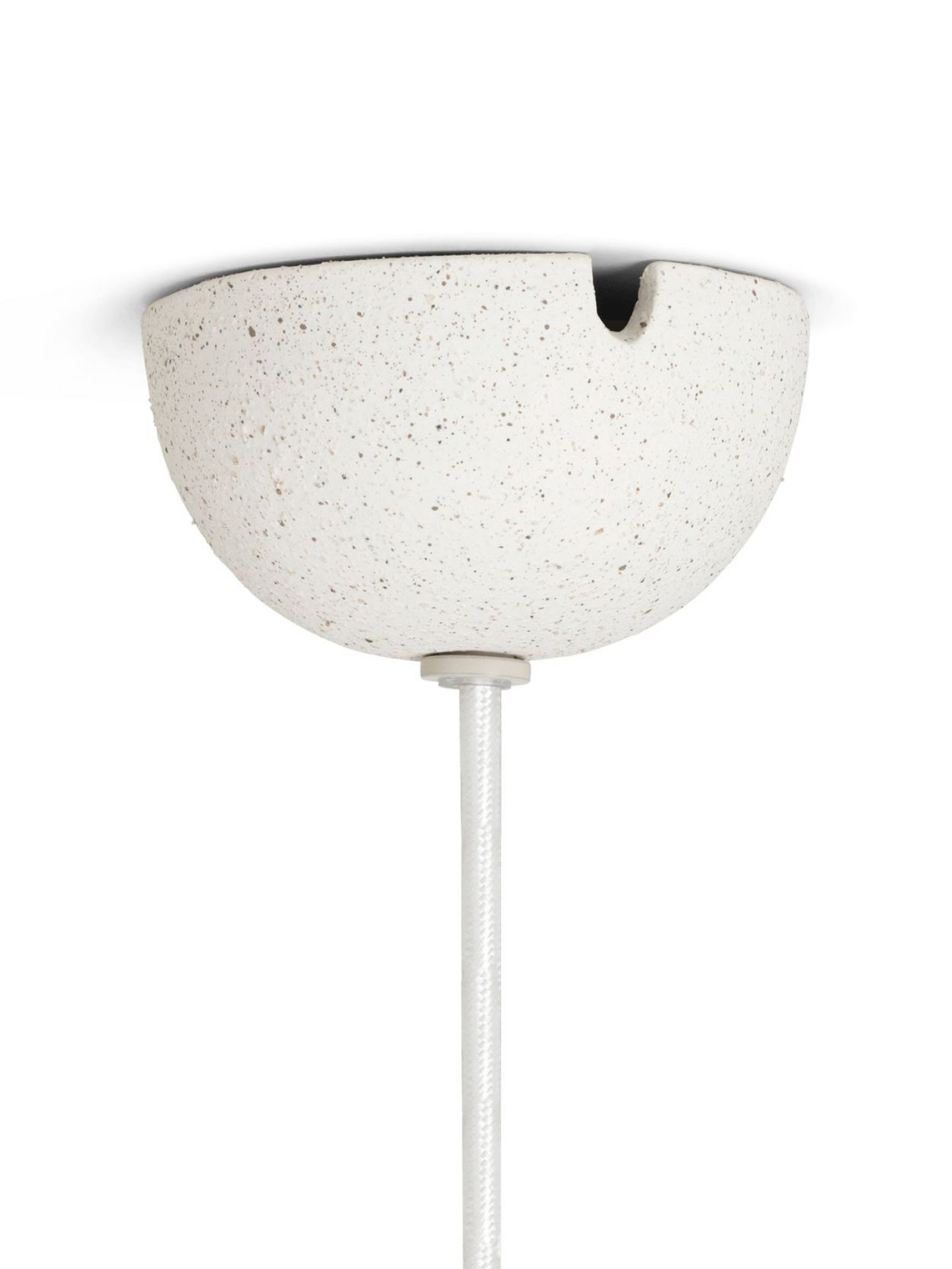 Nahaufnahme der Speckle Pendelleuchte von Ferm Living, große Beton-Hängelampe mit Textilkabel.