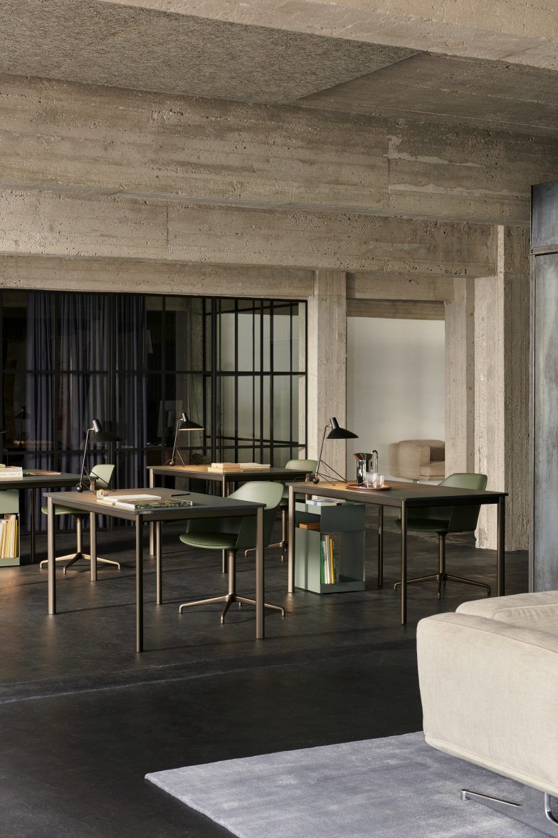 AndTradition Drip Table HW58/HW59/HW60 im modernen Büroambiente mit Schreibtisch, Stuhl und Lampe.