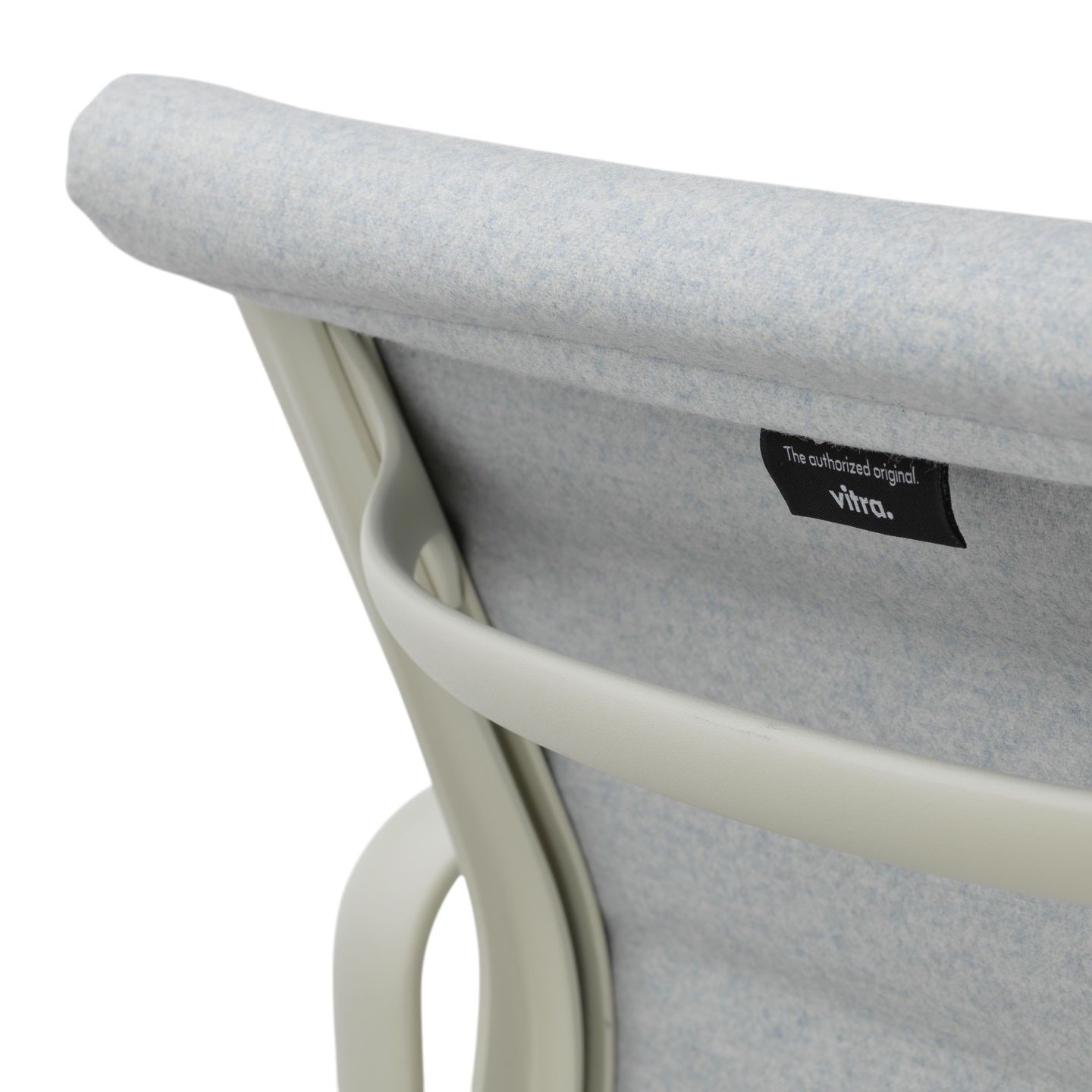 Detailaufnahme der Rückenlehne des Vitra Aluminium Chair EA 117 mit Stoffbezug und Etikett.