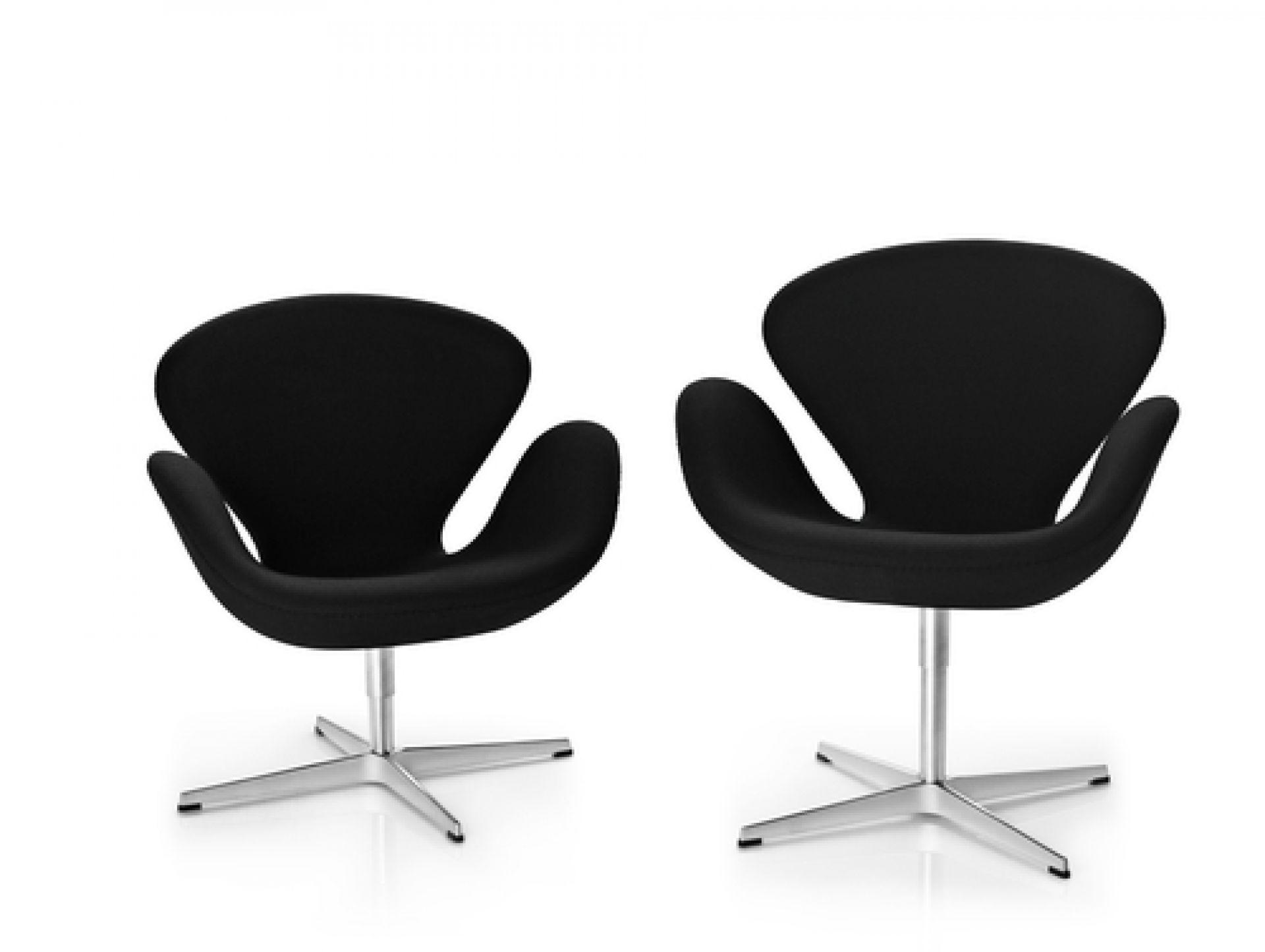 Zwei schwarze Swan Sessel von Fritz Hansen mit Drehfuß aus Aluminium auf weißem Hintergrund.