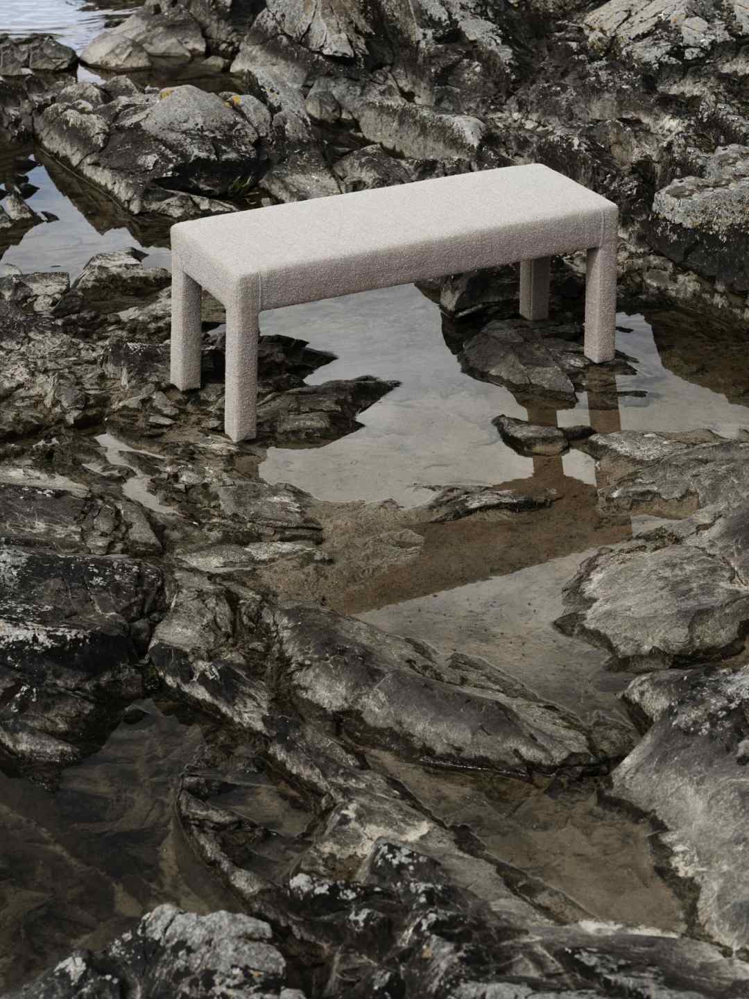 Beige Sitta Bank von Blomus, moderne 2-Sitzer Bank für den Garten oder die Terrasse.