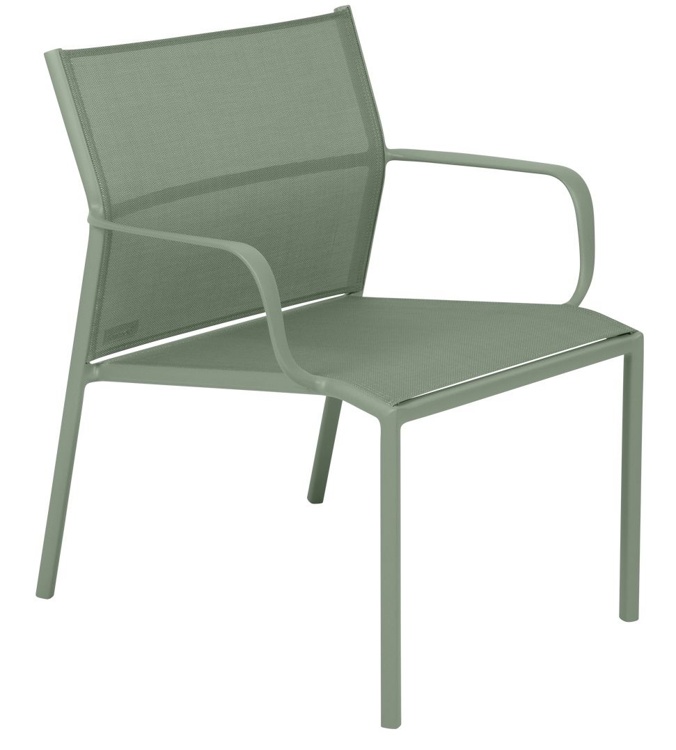 Cadiz Sessel von Fermob, ein grüner Outdoor-Sessel mit Armlehnen und Textilbespannung für Garten und Terrasse.