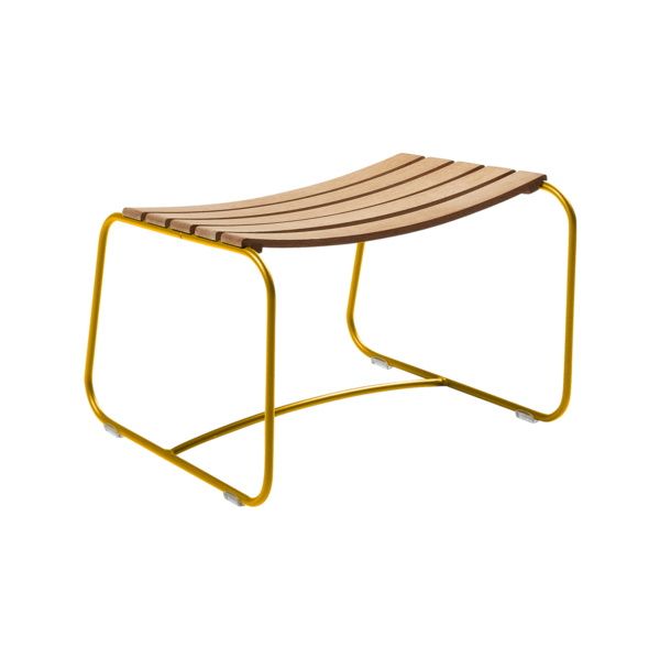 Surprising Fußhocker von Fermob für den Außenbereich, goldfarbenes Metallgestell mit Sitzfläche aus hellem Holz.