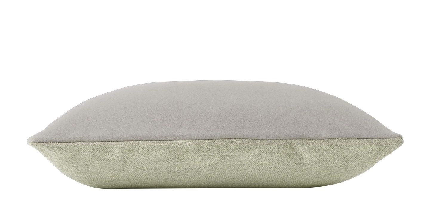Nahaufnahme des Muuto Mingle Cushion Kissens in Grau und Grün, modernes Wohnaccessoire für Sofa und Bett.
