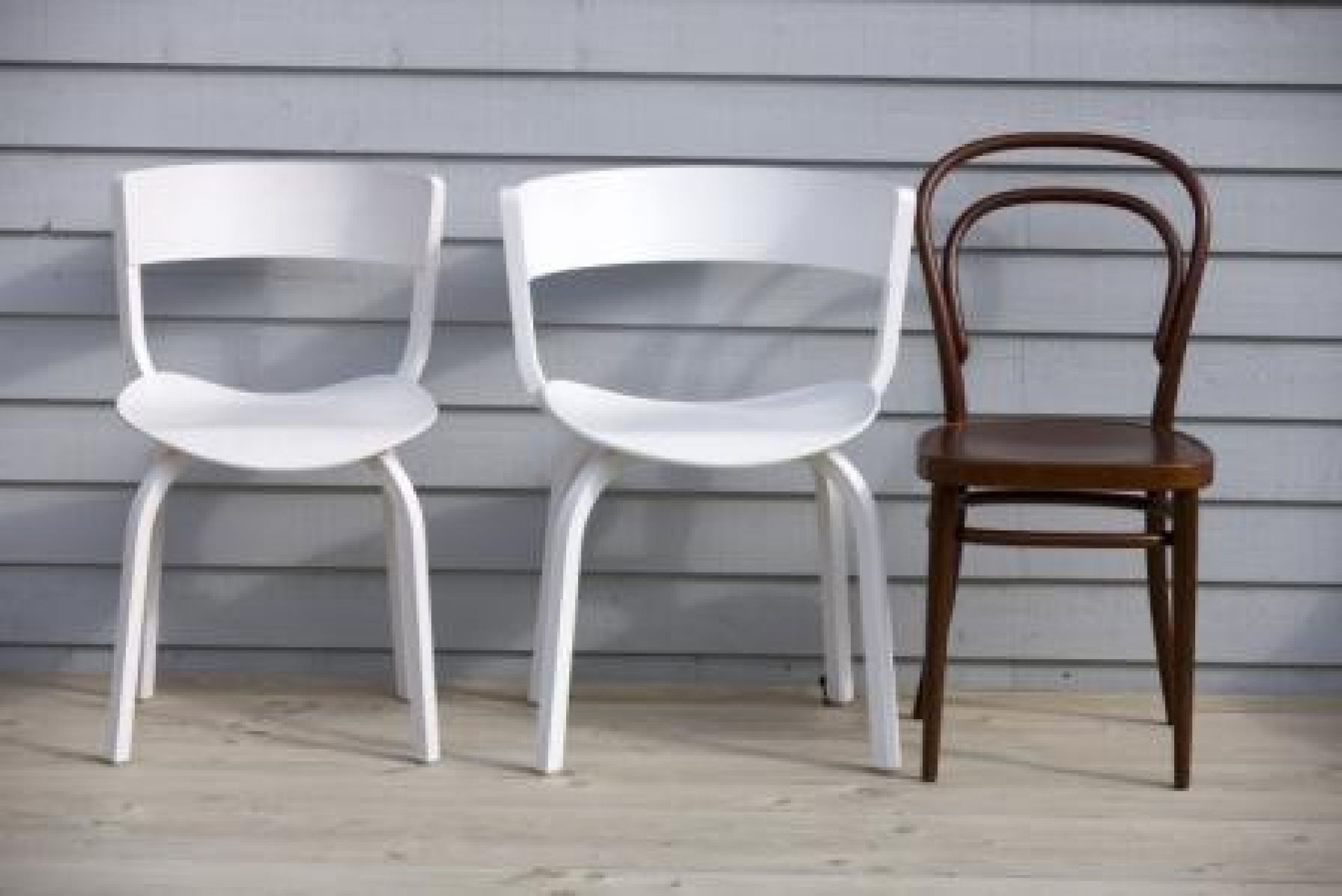 Drei Stühle: Zwei weiße und ein brauner 214 M Bugholzstuhl im Thonet-Stil.