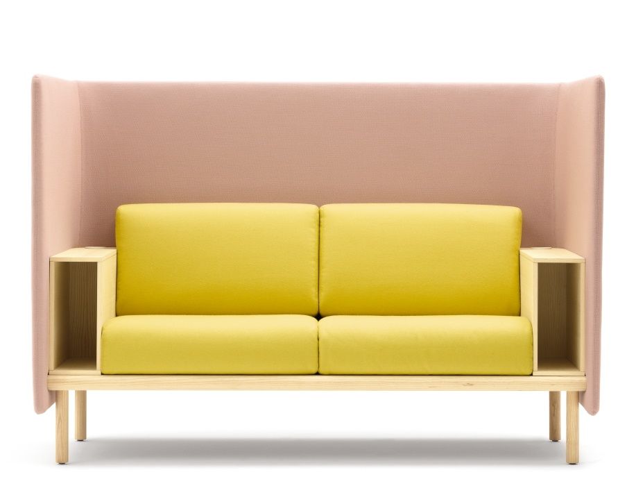 Floater Sofa von Cor, ein modernes 2-Sitzer Sofa mit gelben Polstern und hohem, rosafarbenen Rückenteil.